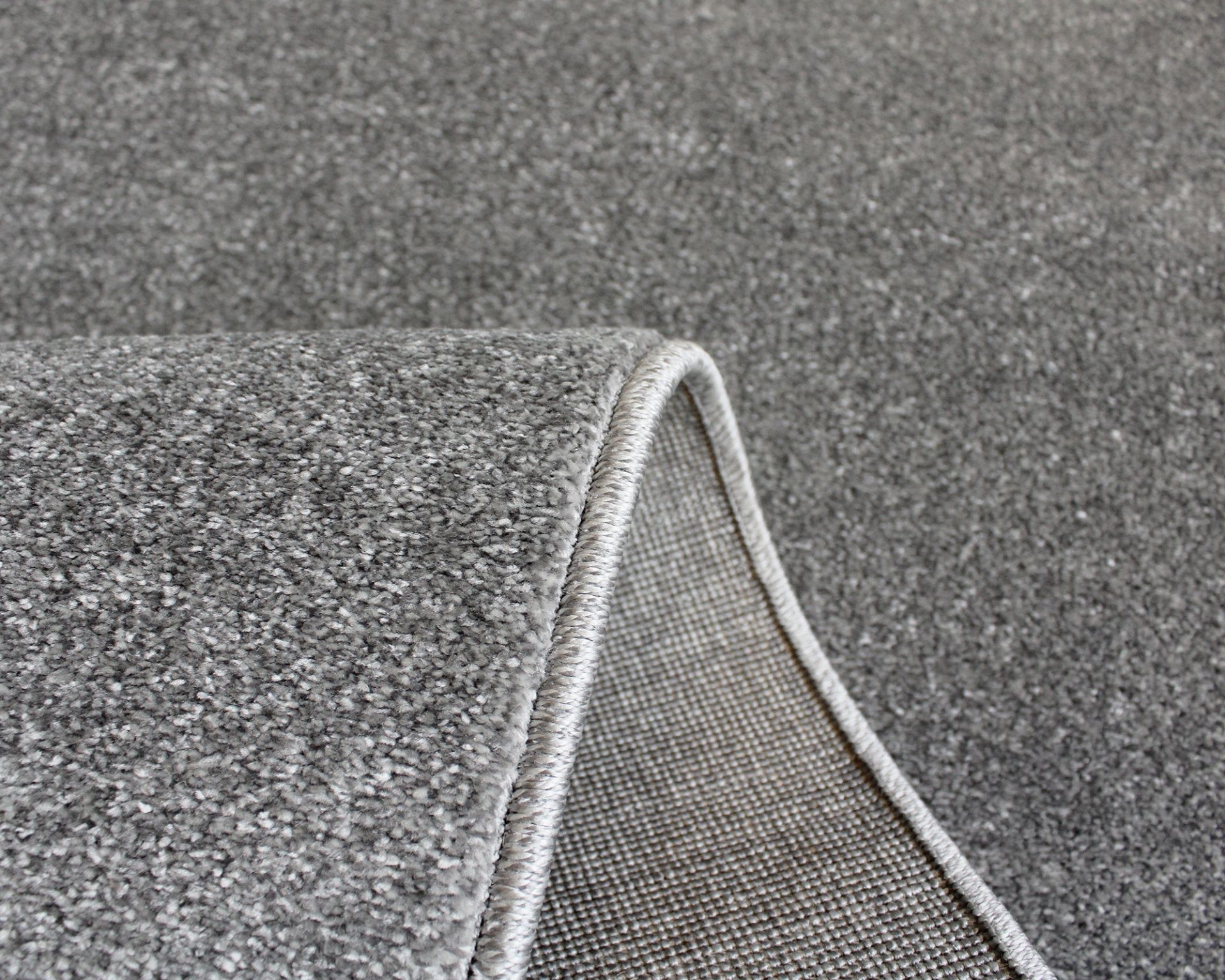 Tapete cinzento com textura e bordas visíveis