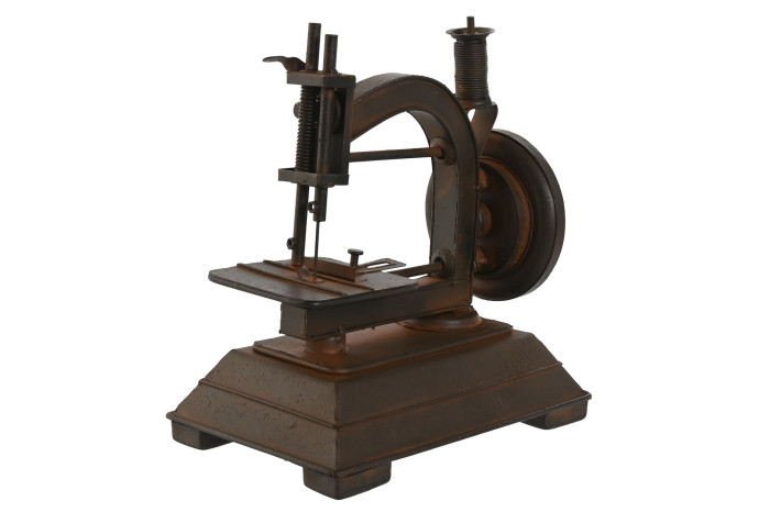 Máquina de costura antiga de metal com base quadrada e ferrugem