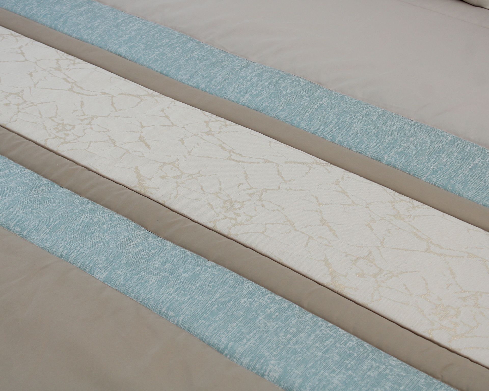 Lençol ou colcha com faixas azuis, bege e branca com padrão dourado em fundo bege