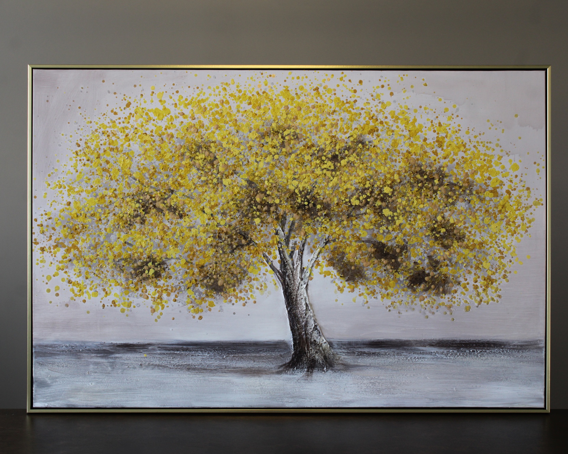 Tela de pintura de uma árvore amarela com fundo cinzento