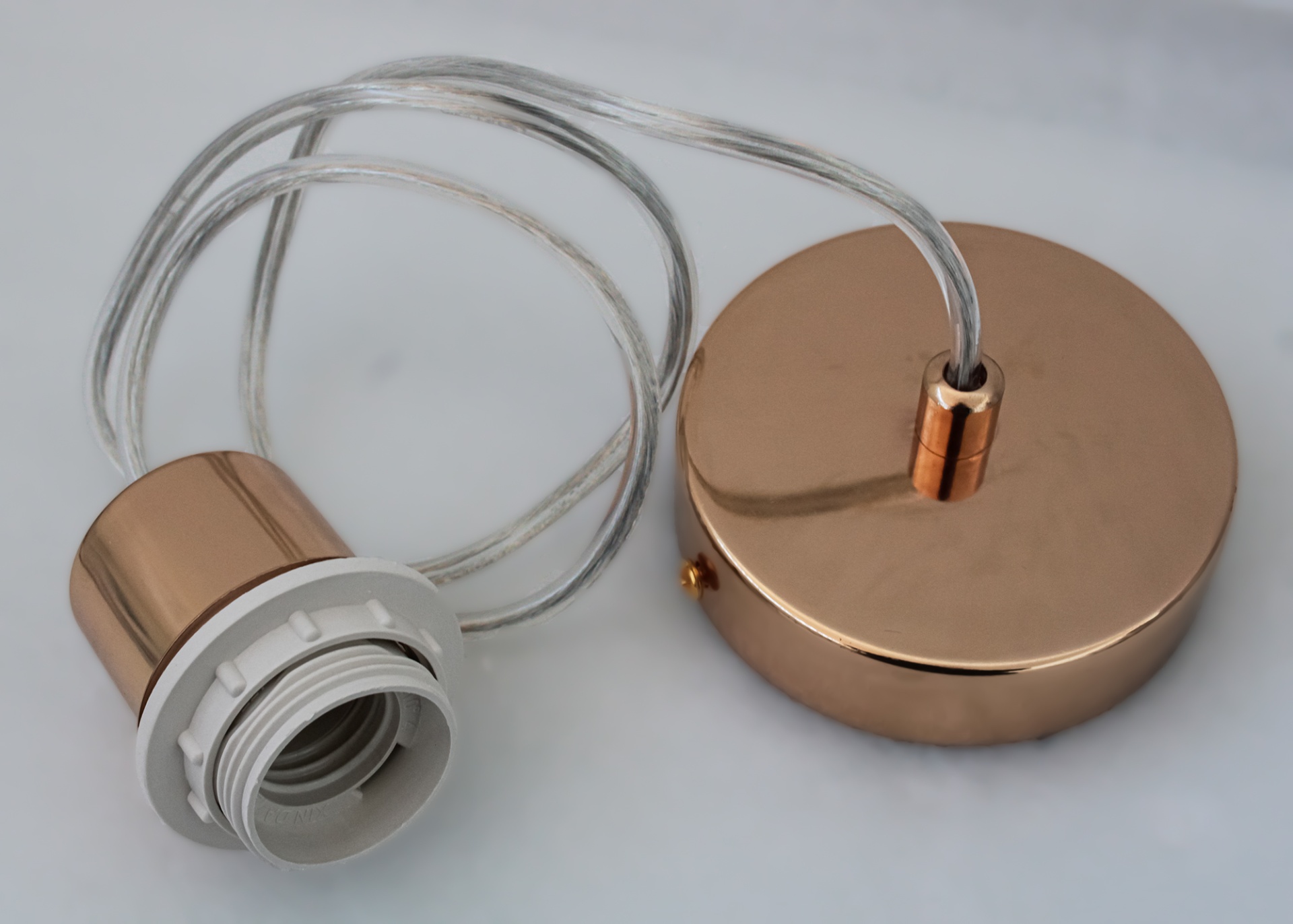 Candeeiro suspenso em metal cobre com cabo branco transparente e base redonda