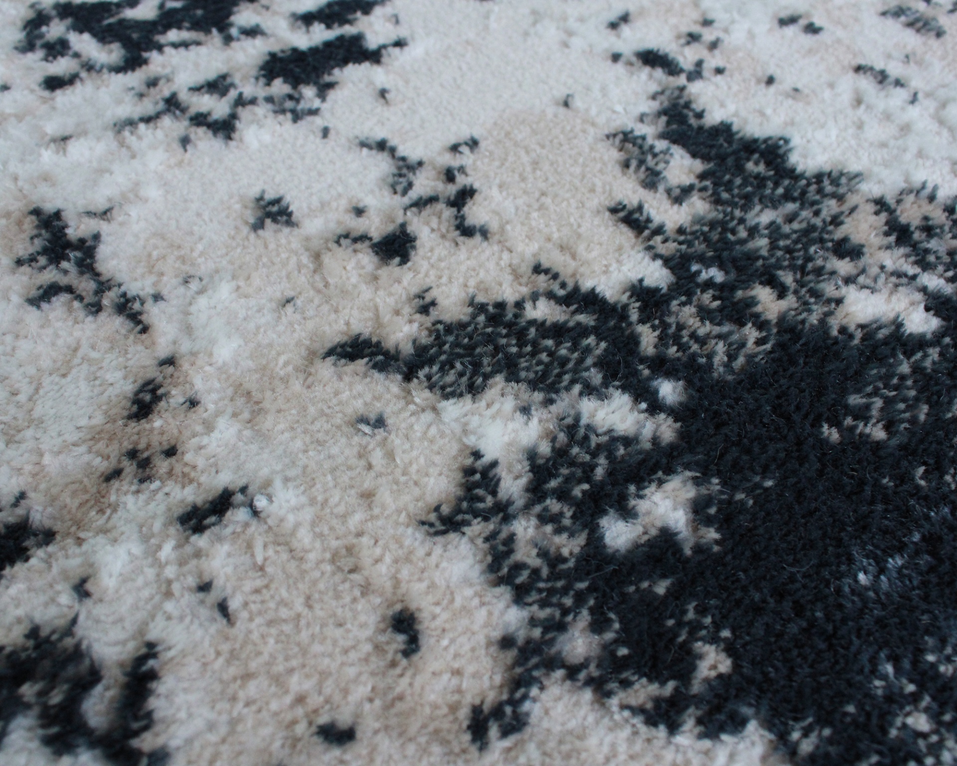 Tapete abstrato preto, cinzento e bege de textura felpuda