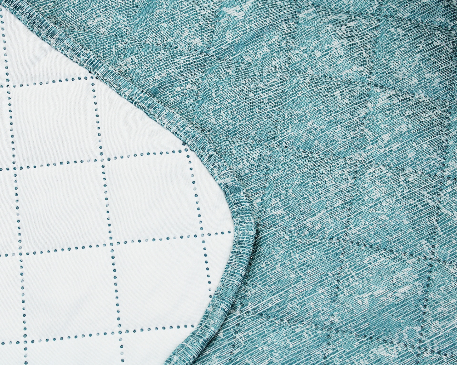 Colcha ou capa azul com padrão texturizado e verso branco com losangos azuis