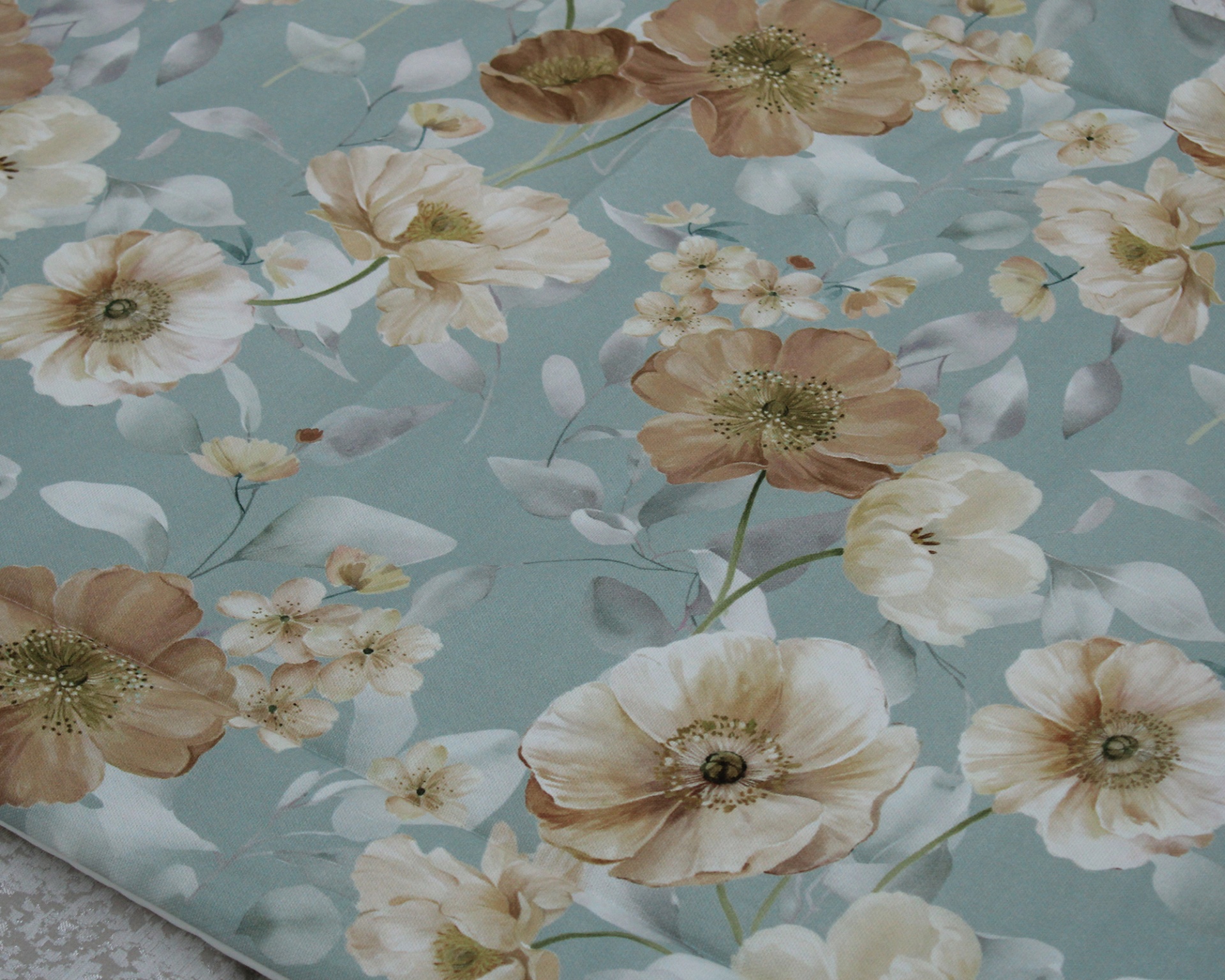tecido azul claro com padrão floral bege e castanho