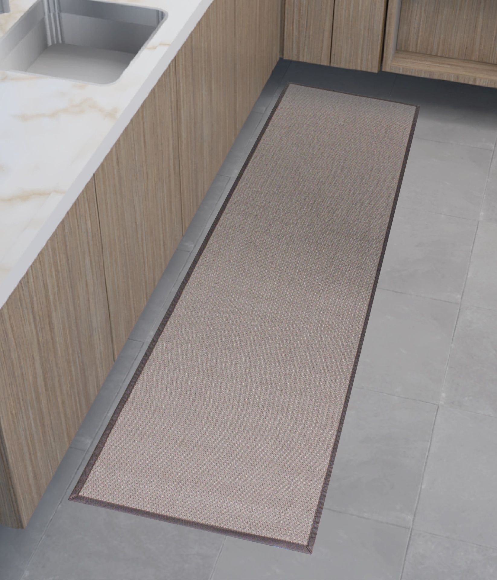 Tapete comprido cinza claro com borda cinza escuro em cozinha com móveis de madeira clara