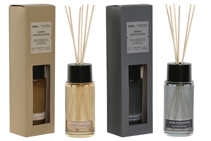 Dois difusores de aroma com varetas em embalagens castanha e preta, etiquetas com texto em inglês.