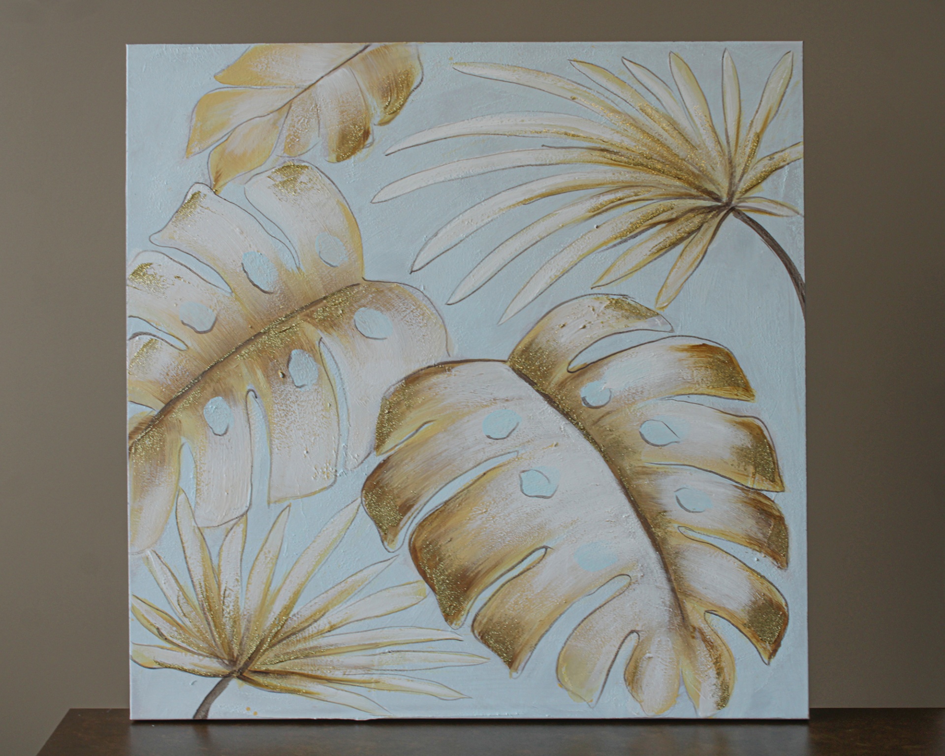 Tela com pintura de folhas tropicais bege e dourado