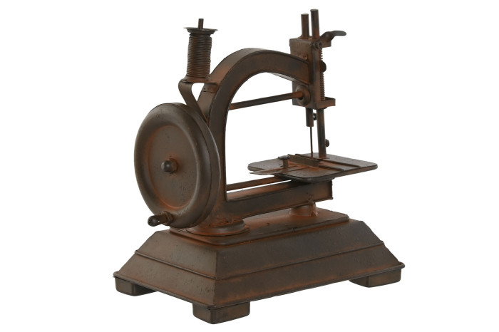 Máquina de costura antiga enferrujada sobre fundo branco