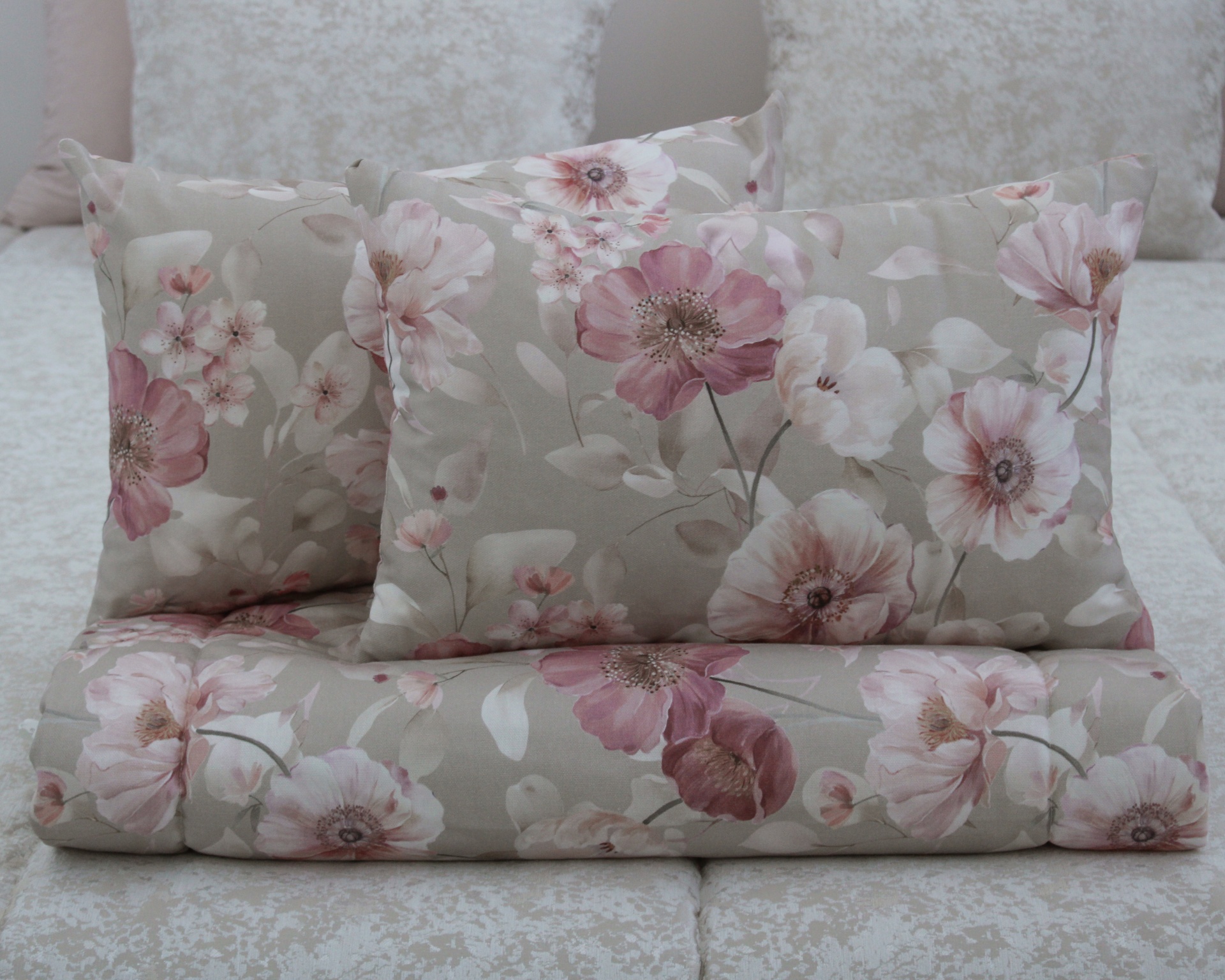 Conjunto de roupa de cama com padrão floral rosa e bege