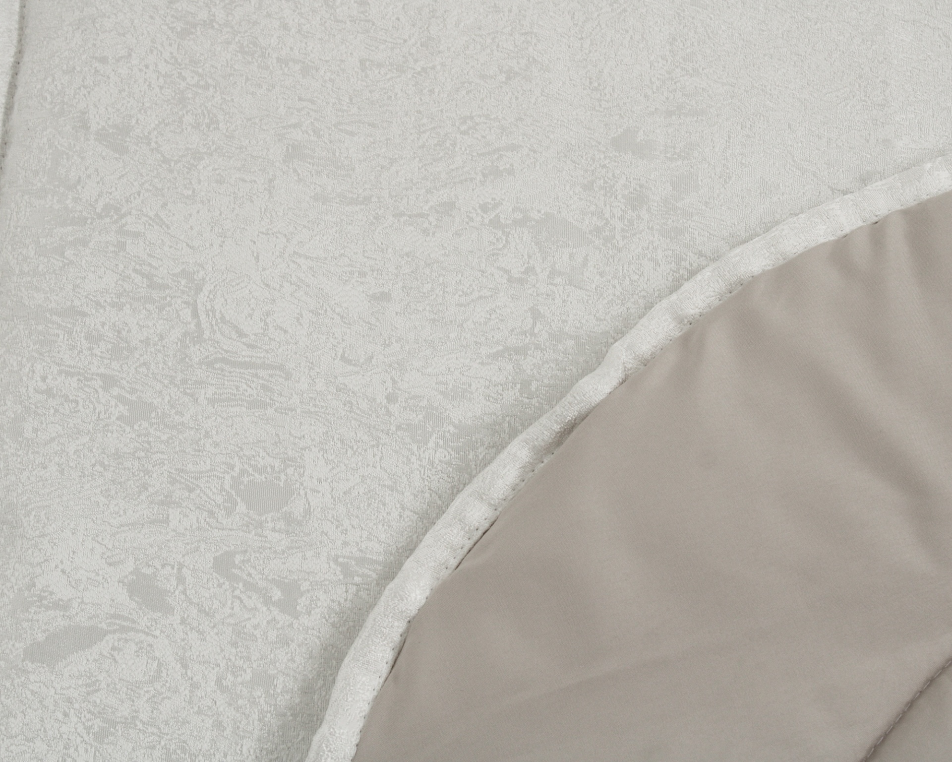 Têxtil bege com padrão floral e borda curva