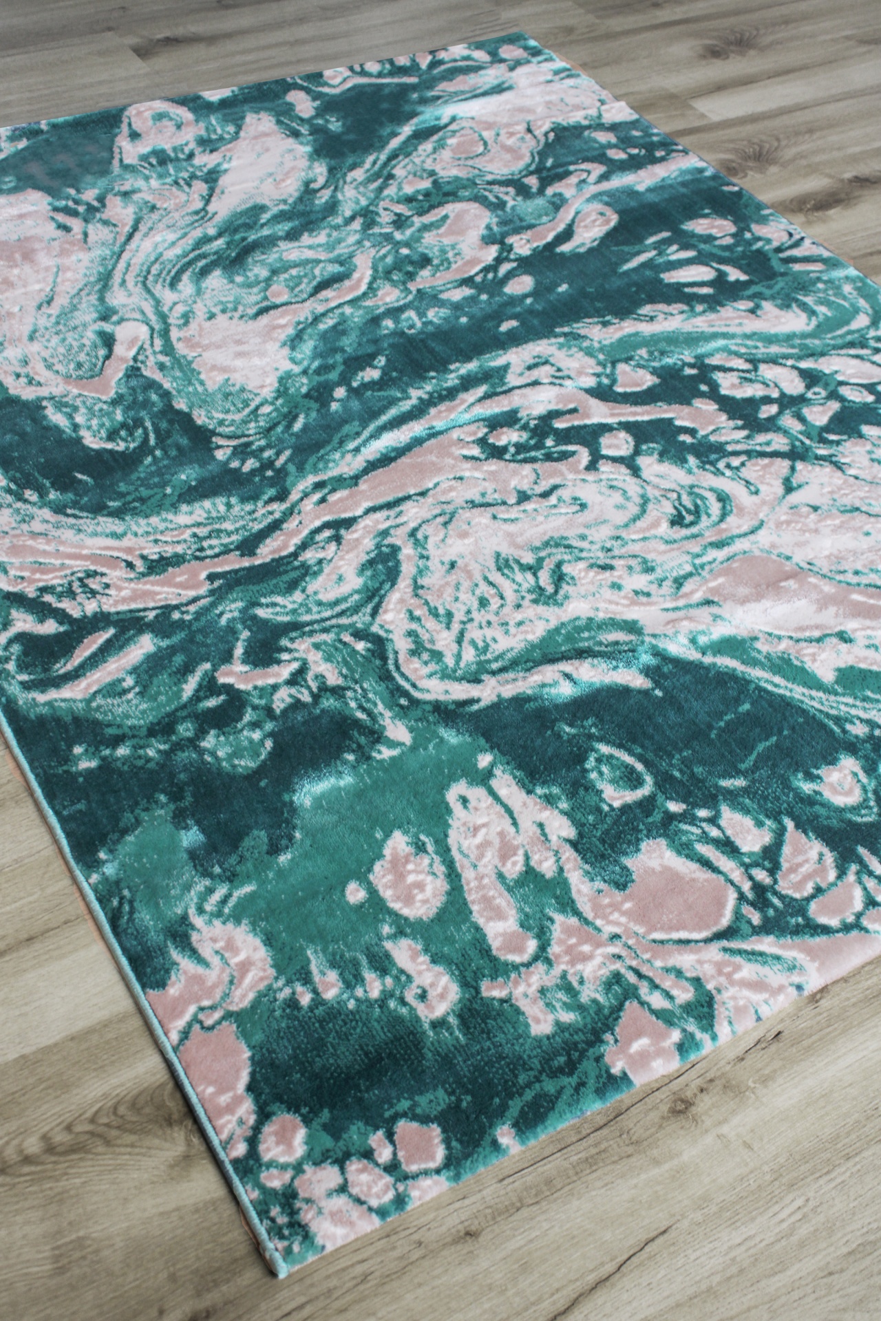 Tapete decorativo com padrão abstrato verde, rosa e branco