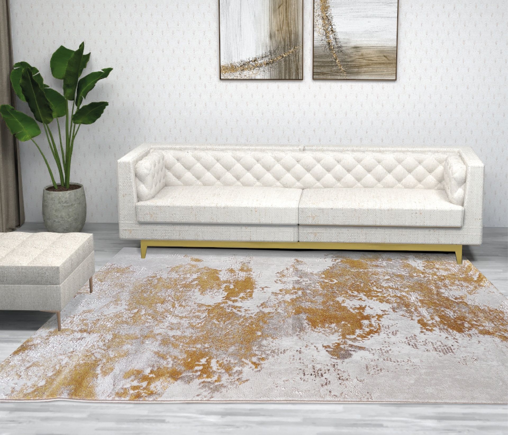 Sala de estar com sofá branco acolchoado, banco estofado, planta verde, tapete cinzento e dourado e pinturas abstratas na parede.