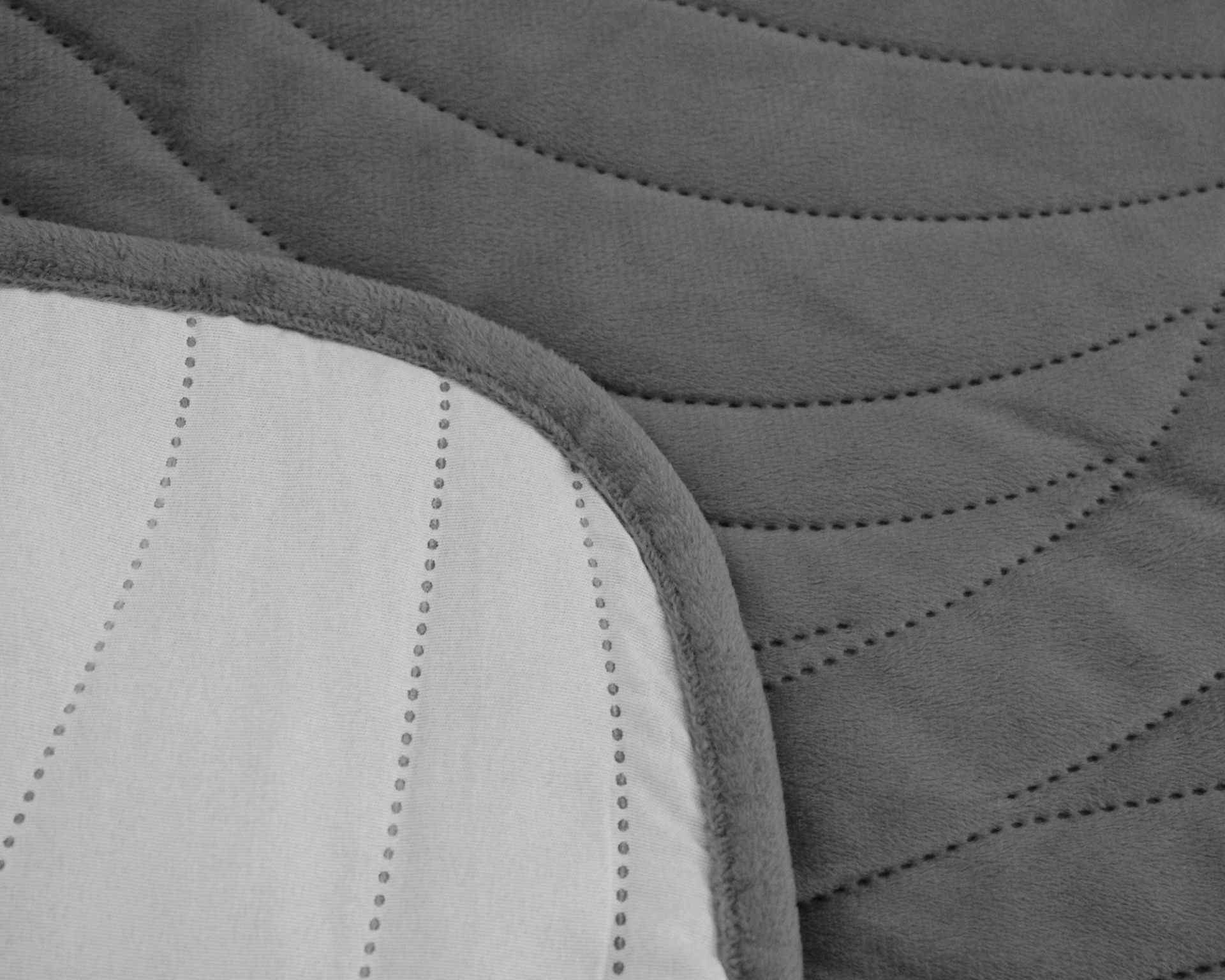 Tapete ou manta com dois tecidos em cinza e branco com costura decorativa