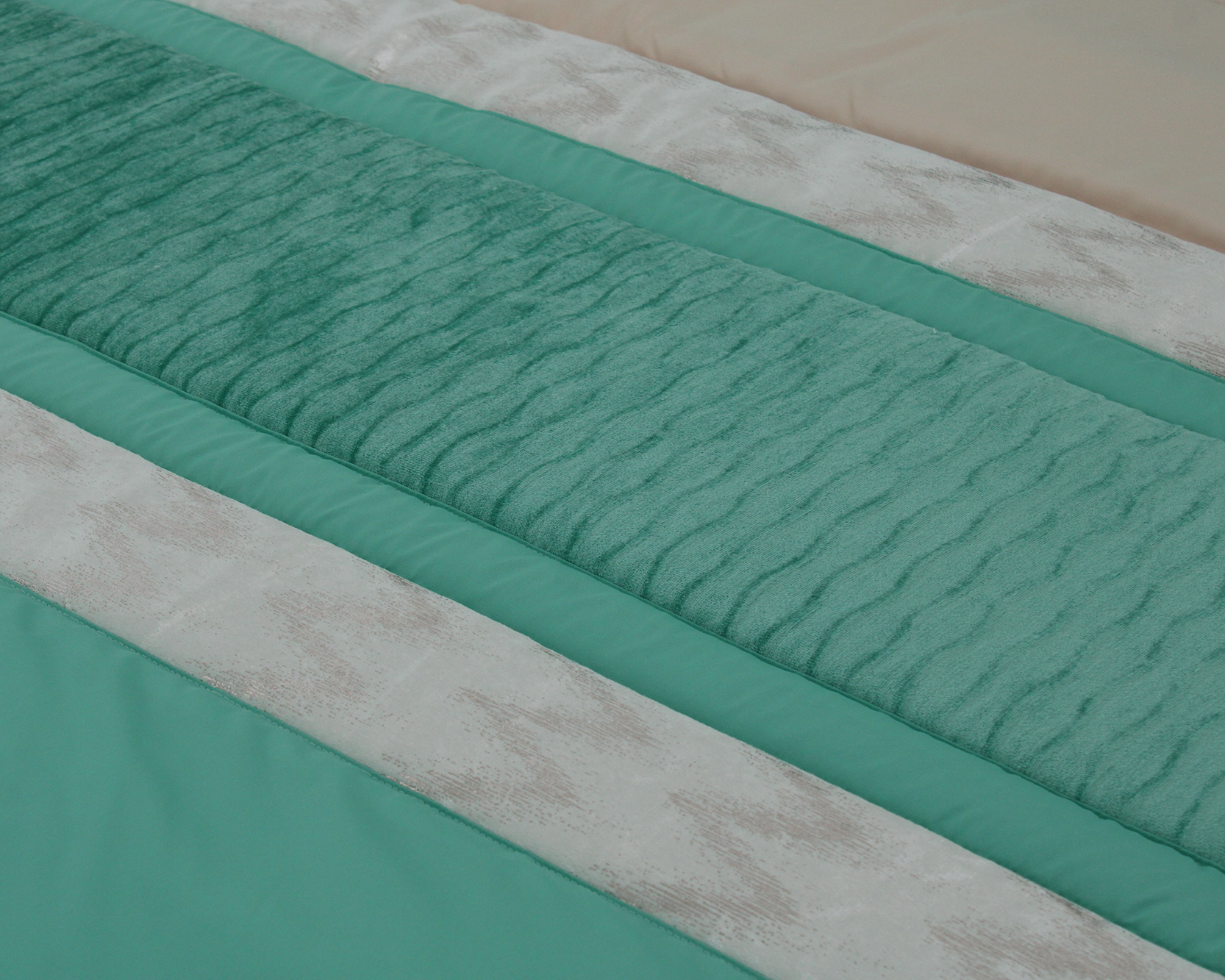 tecido com faixas horizontais em verde e bege com texturas onduladas