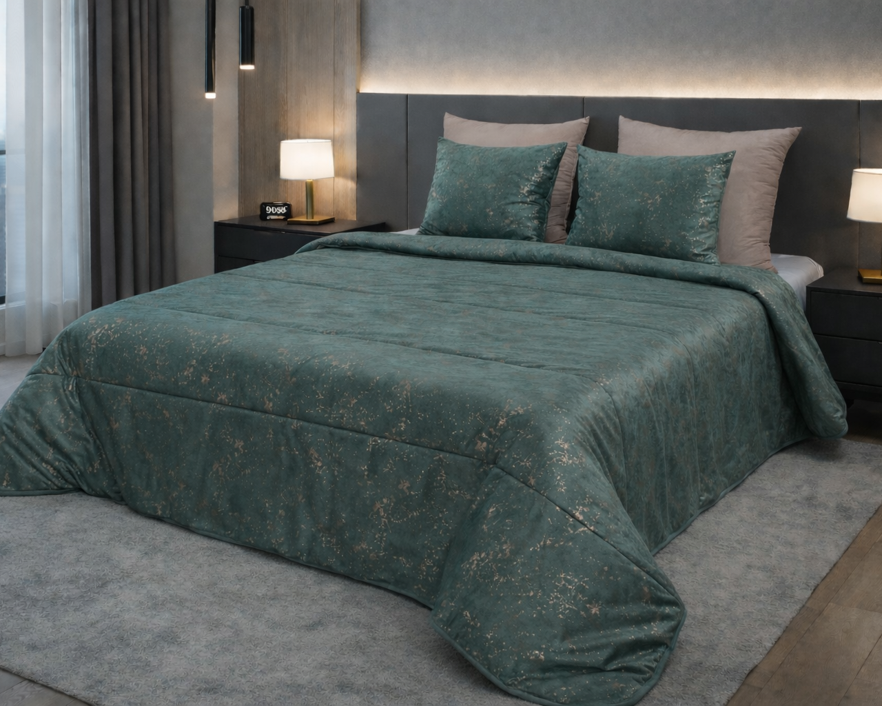 Conjunto de cama verde escuro com padrão dourado em quarto moderno com candeeiros e cortinas.