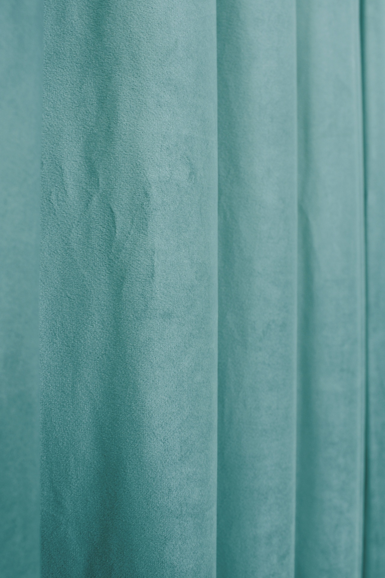 Cortina azul-petróleo em tecido aveludado com pregas