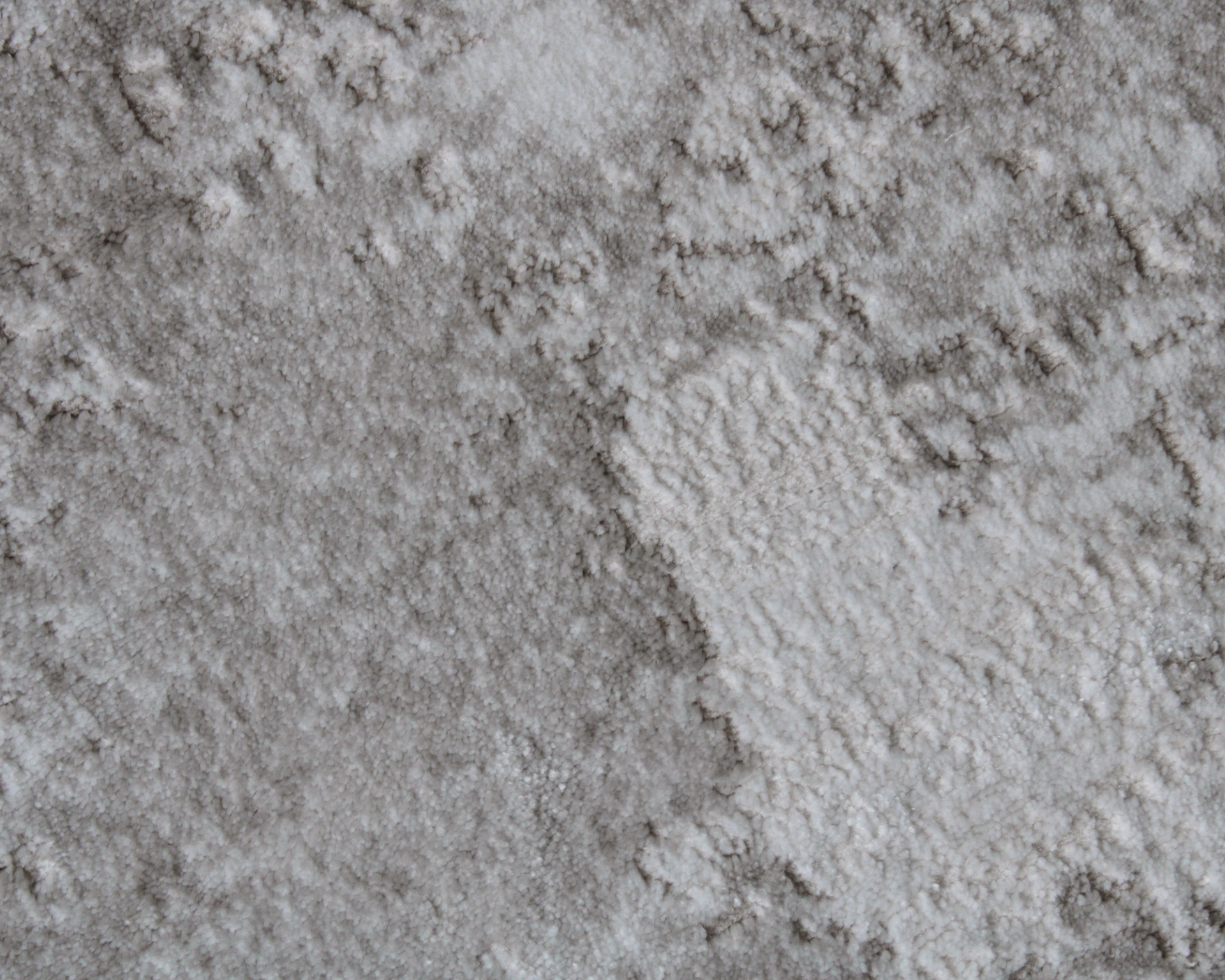 Tapete cinza e branco com padrão abstrato e textura felpuda