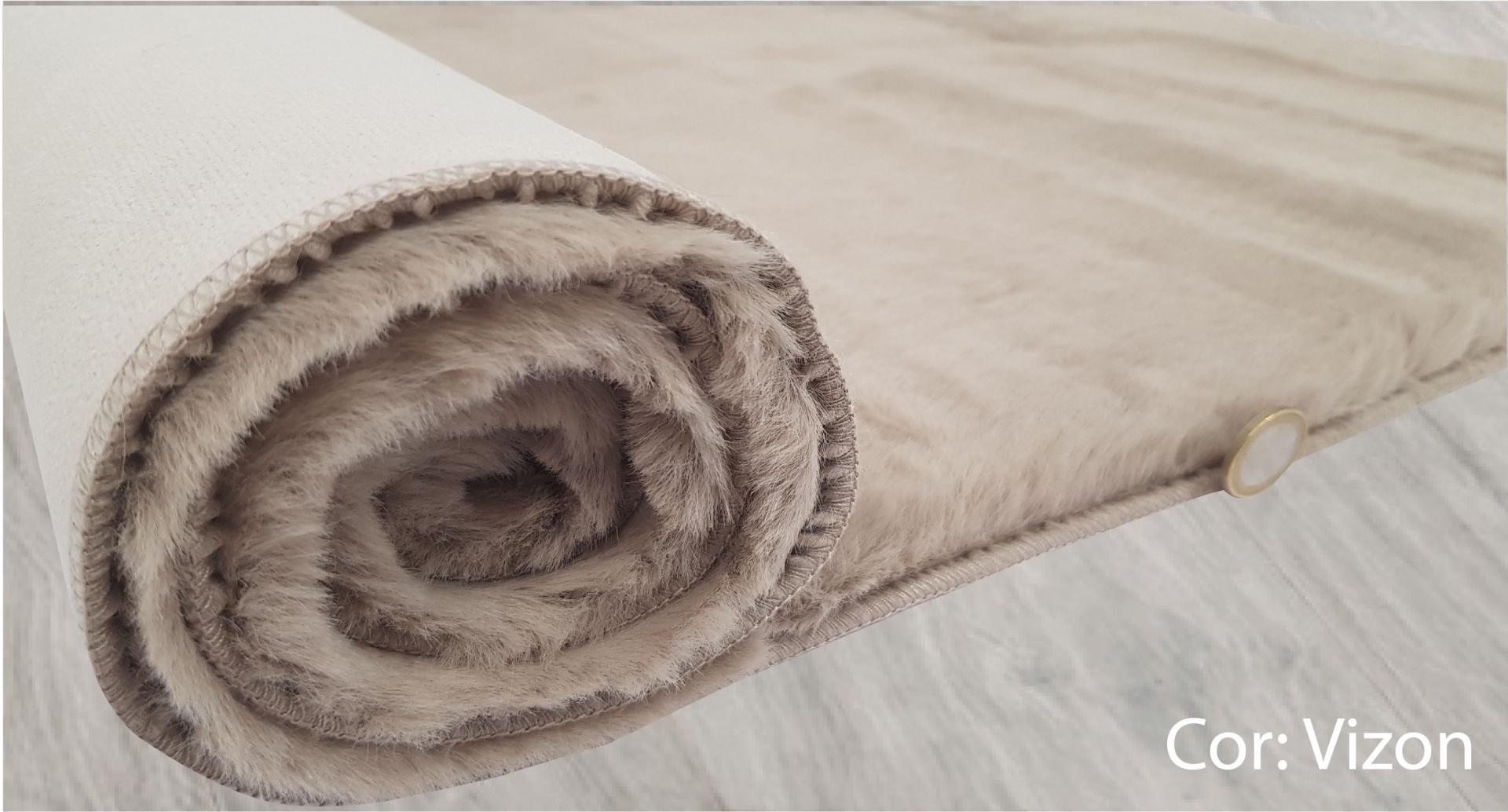 Tapete felpudo cor vison enrolado sobre piso cinza claro