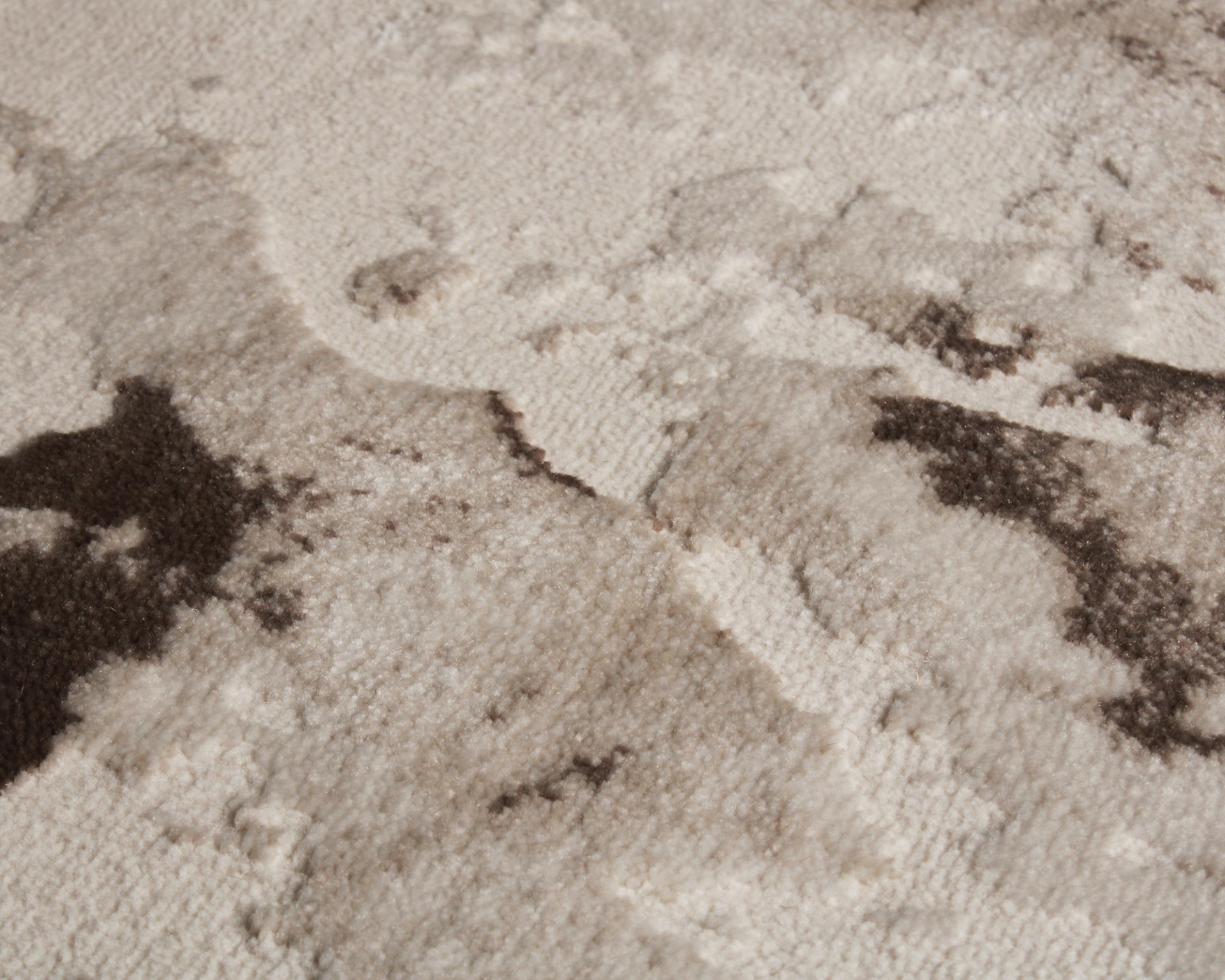 Padrão abstrato em tecido felpudo bege e castanho