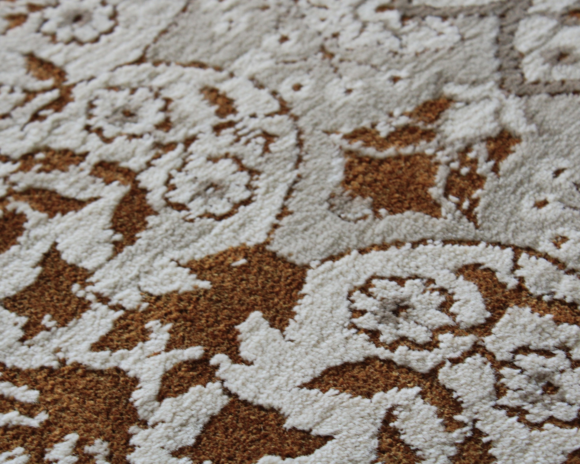 Tapete com padrão floral castanho e bege, textura felpuda