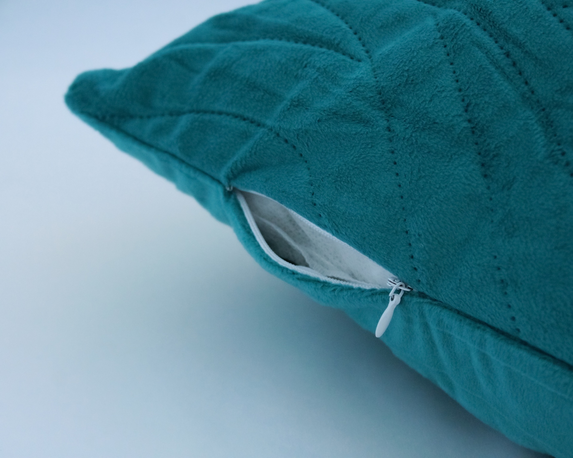 Almofada azul turquesa com fecho éclair