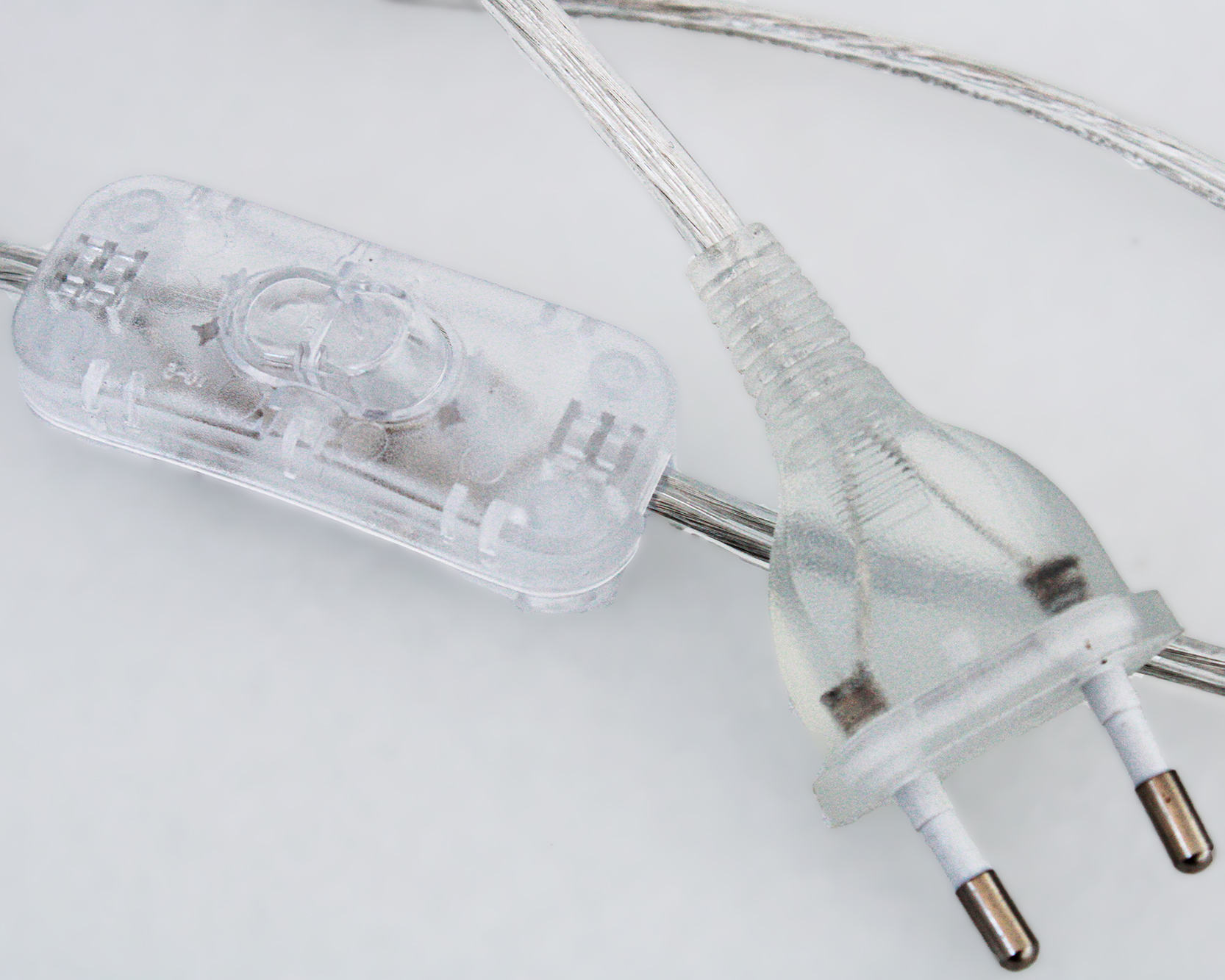 Cabo elétrico transparente com interruptor e ficha de tomada de dois pinos