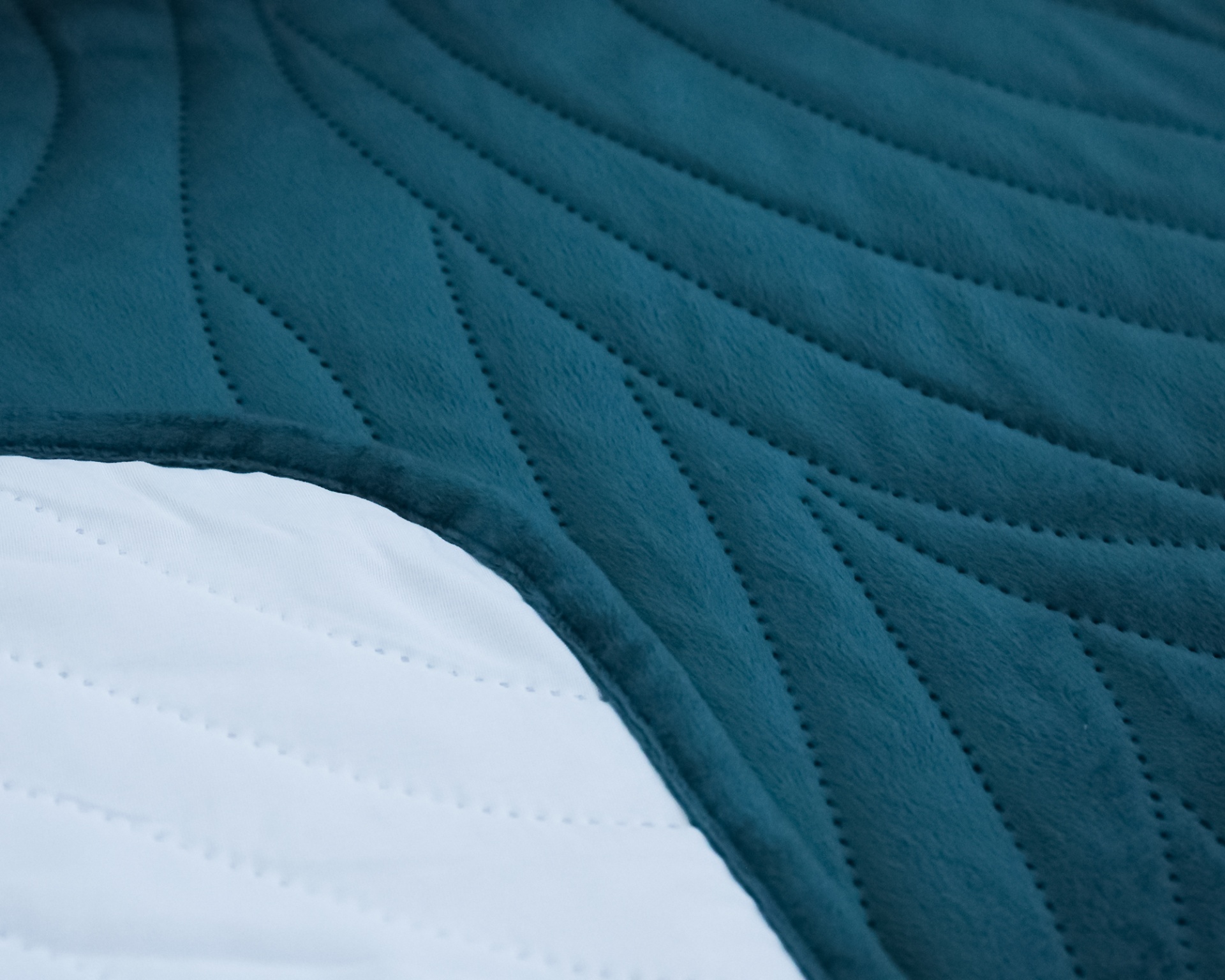 tecido acolchoado azul escuro e branco com padrão ondulado