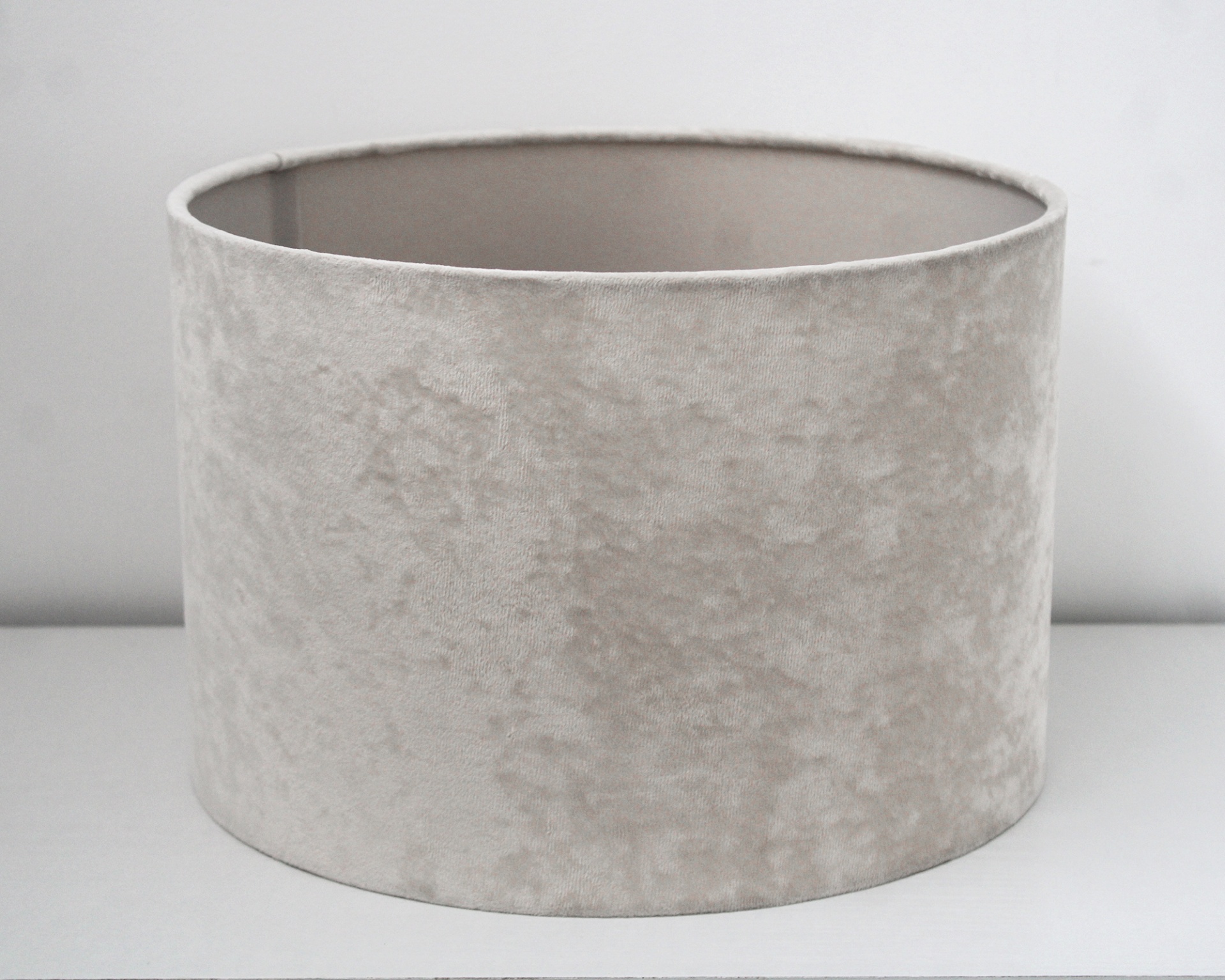 Abajur cilíndrico em veludo bege