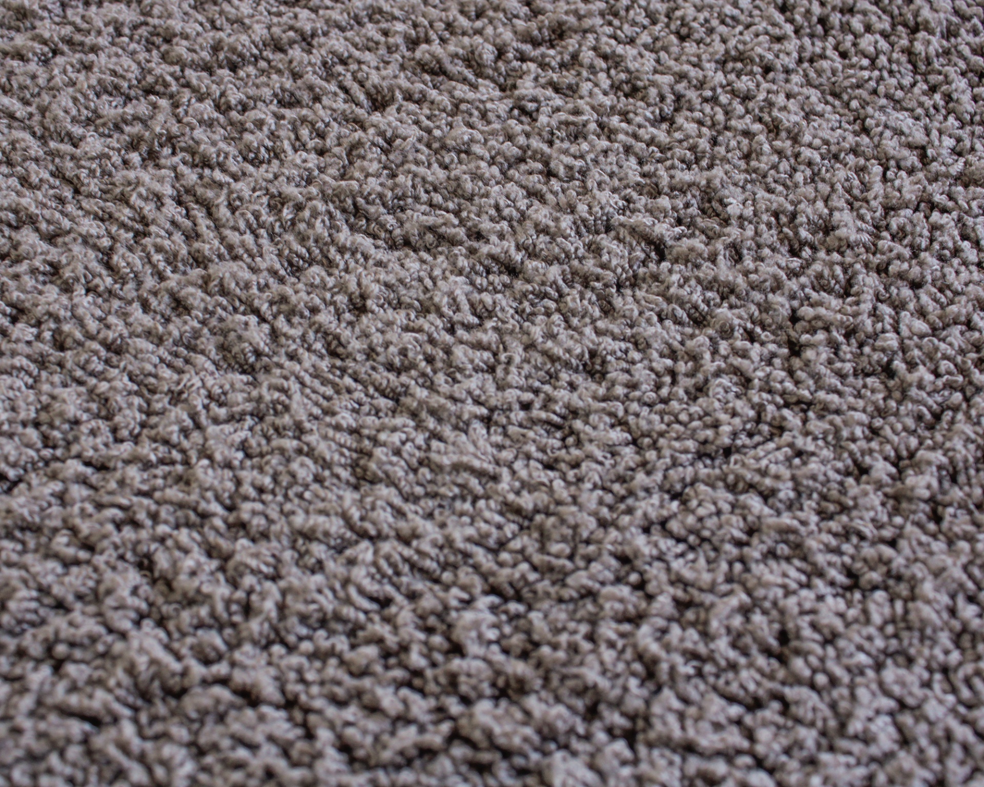 Carpete castanho claro com textura felpuda