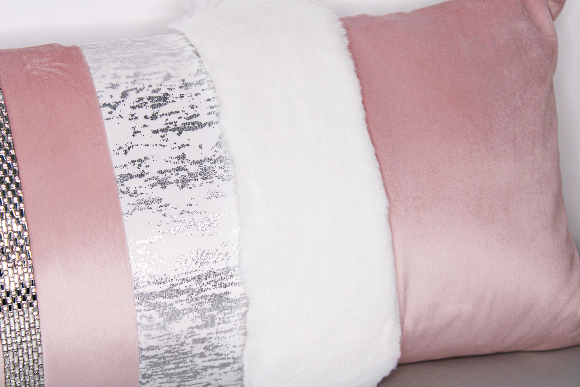 Travesseiro decorativo rosa, branco e cinza