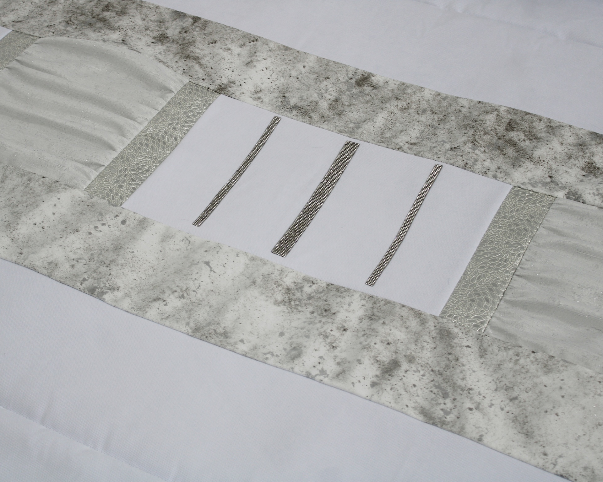 Caminho de mesa branco e cinza com padrão marmoreado