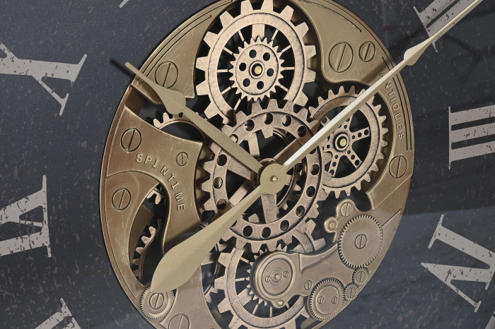 Relógio de parede preto com números romanos brancos e engrenagens douradas decorativas