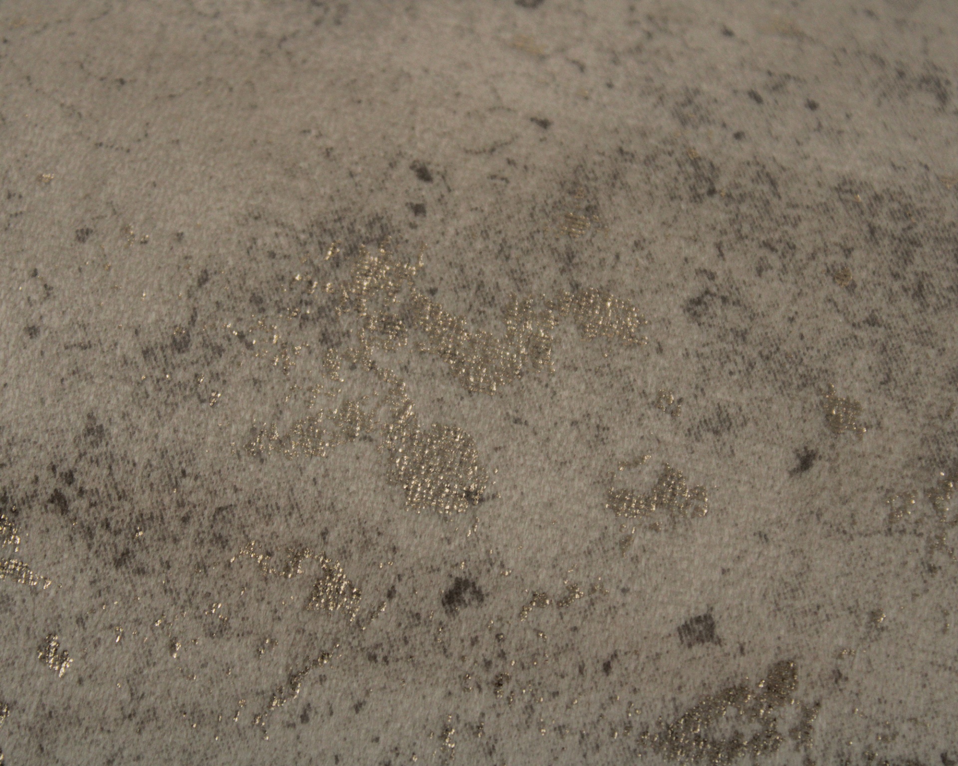 Tecido cinzento com padrões dourados brilhantes