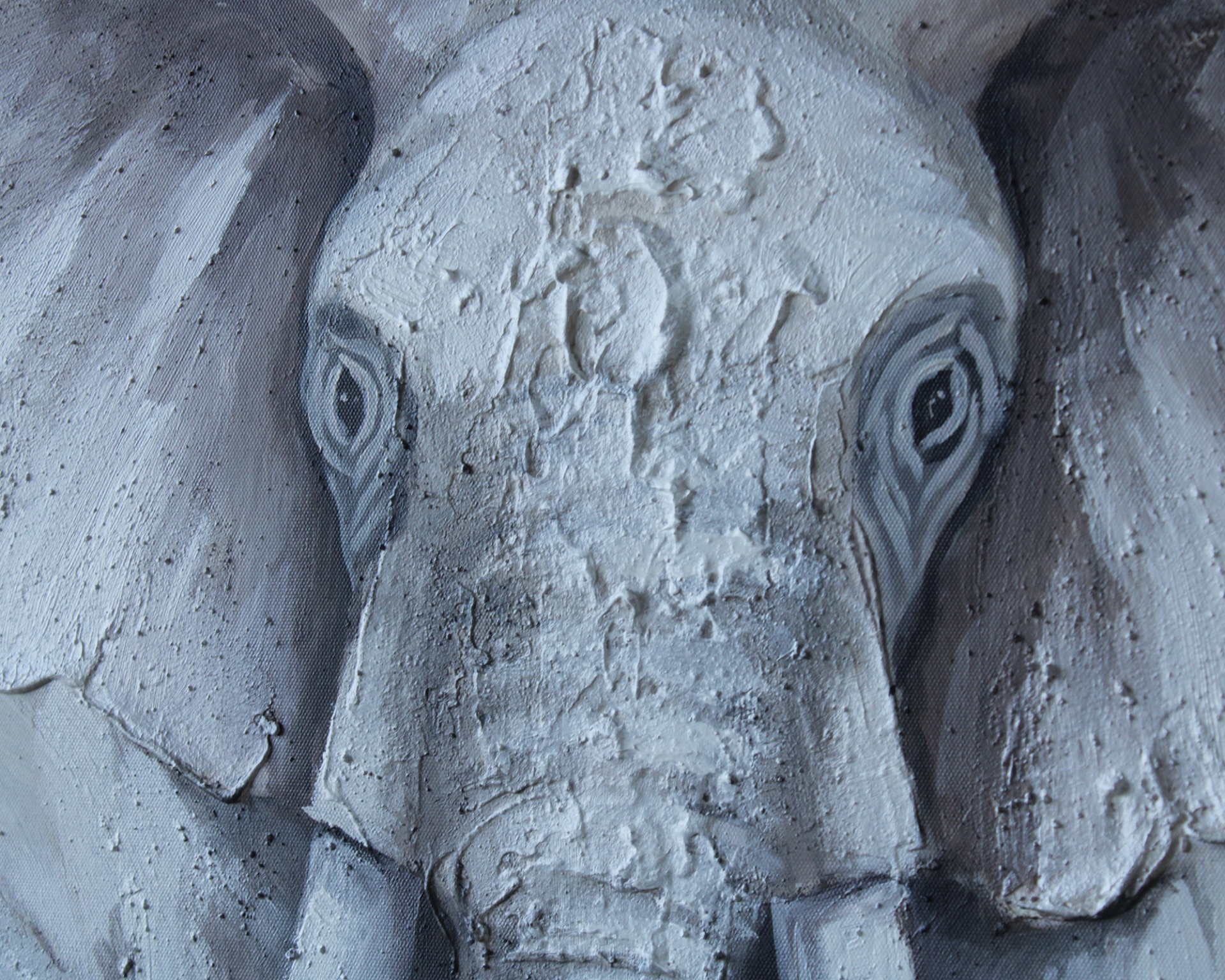 Escultura cerâmica branca e cinza da cabeça de elefante com textura rugosa