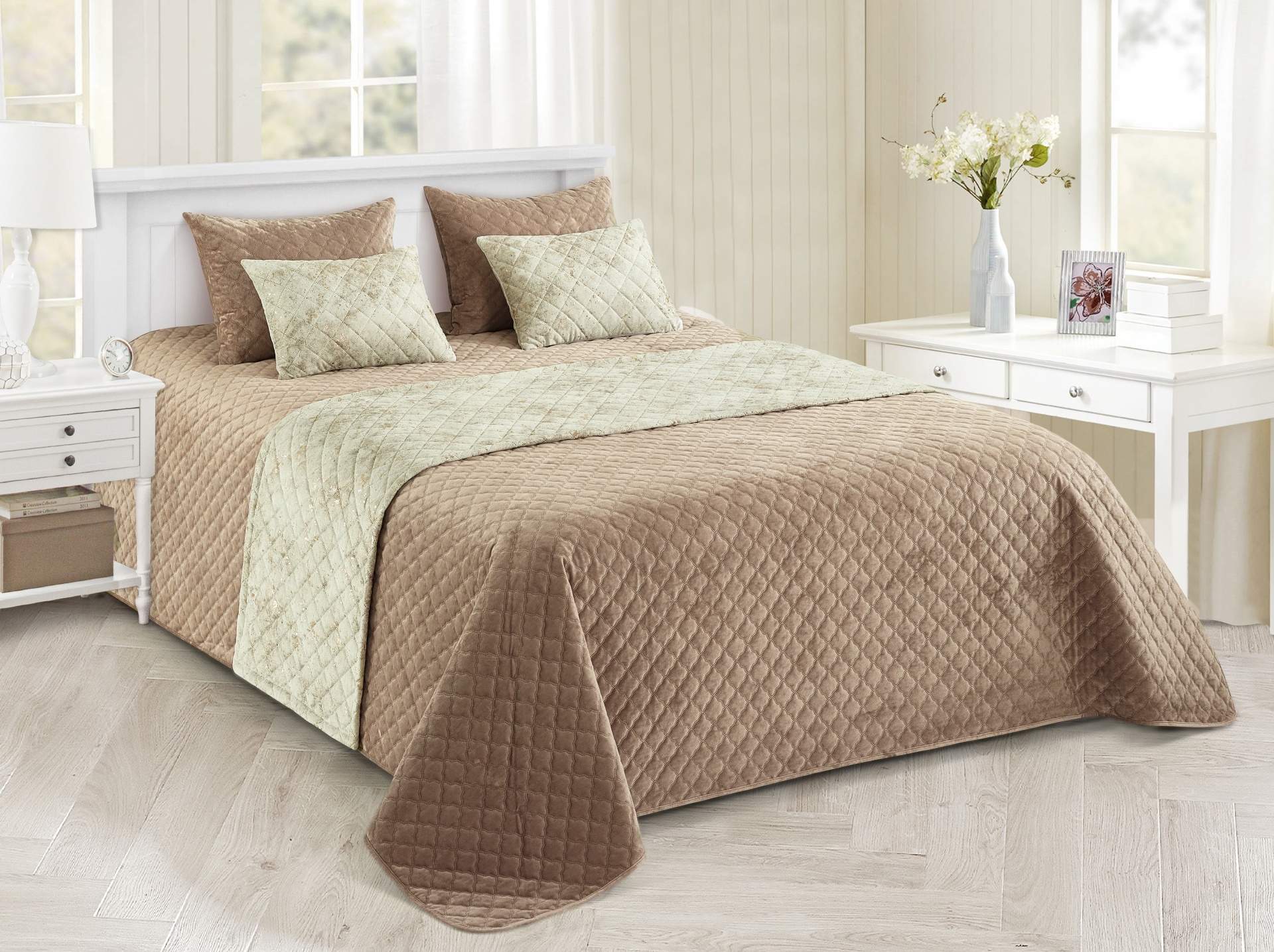 Cama de casal com colcha castanha e faixa verde-claro numa decoração de quarto clara e elegante