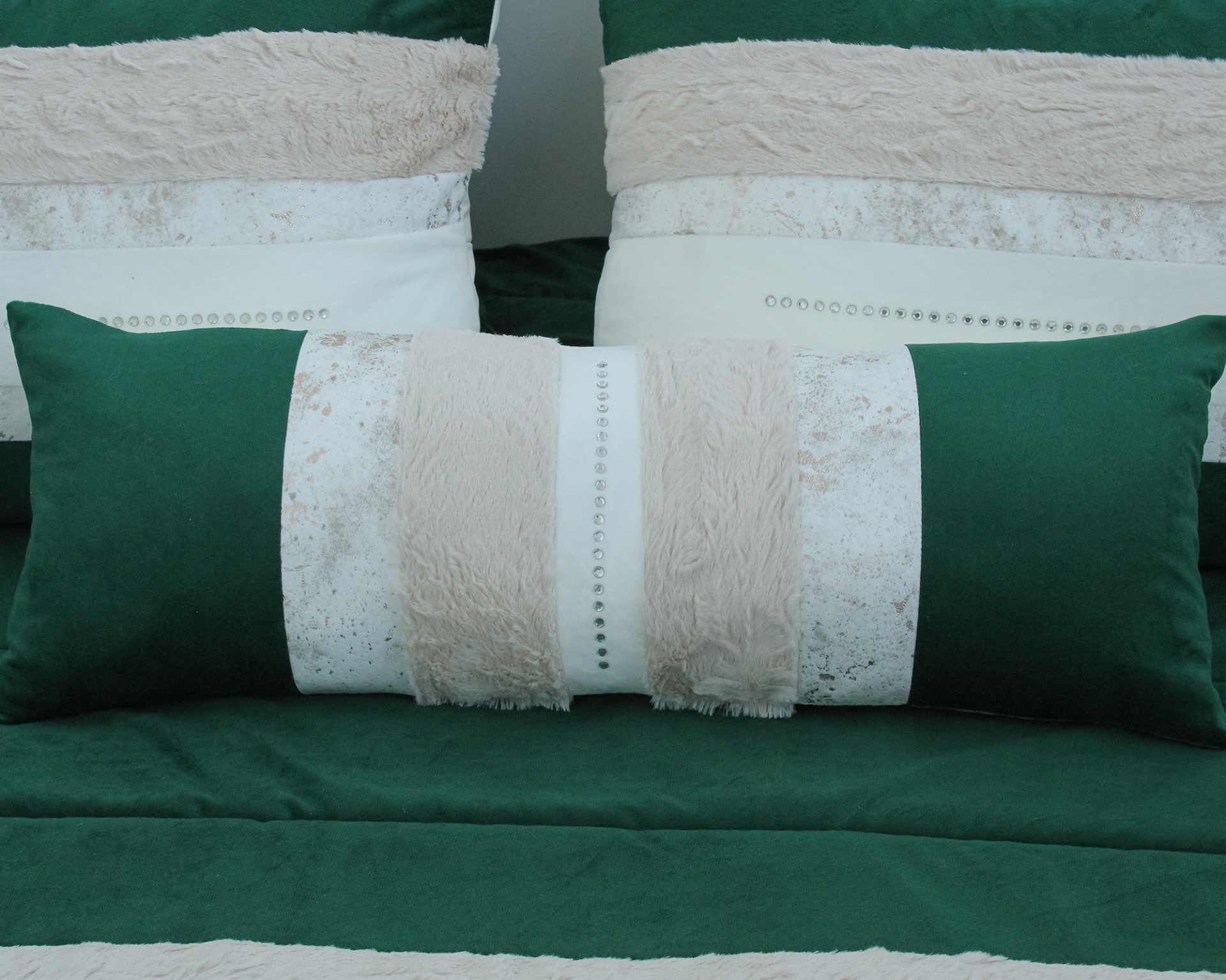 Almofadas decorativas verdes com faixas brancas texturadas e cristais