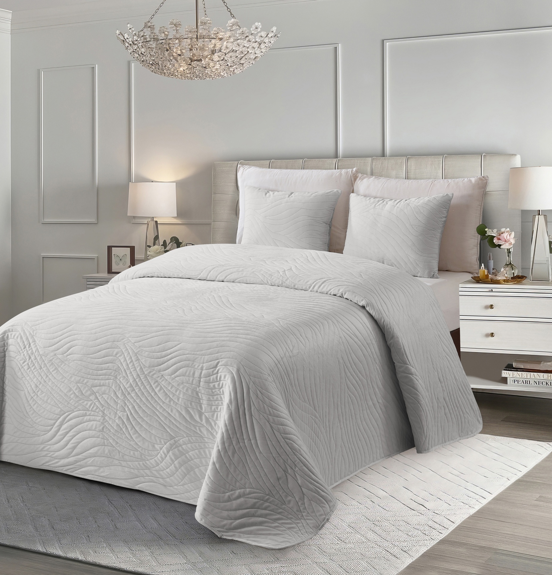 Conjunto de cama branco texturizado em ambiente moderno com cabeceira e mesas de cabeceira brancas
