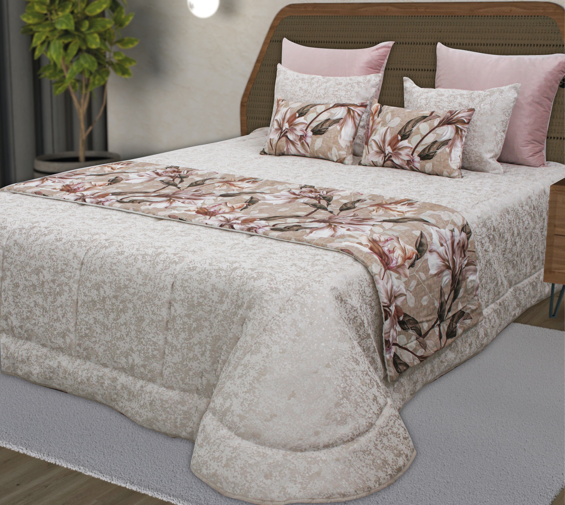 Conjunto de cama com edredão bege, faixa floral e almofadas decorativas em quarto moderno