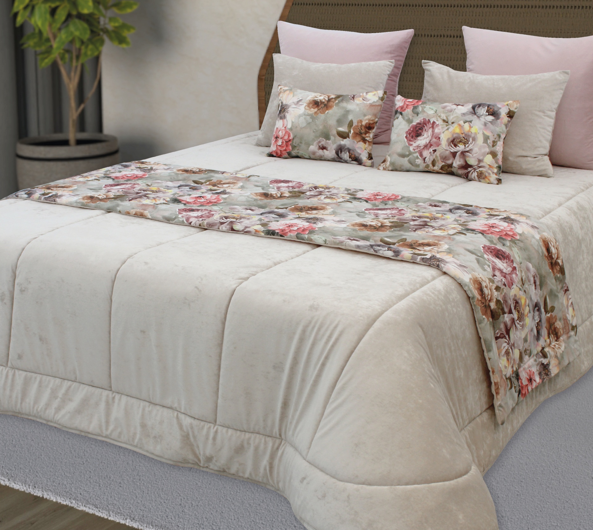 Cama com edredão bege e almofadas floridas