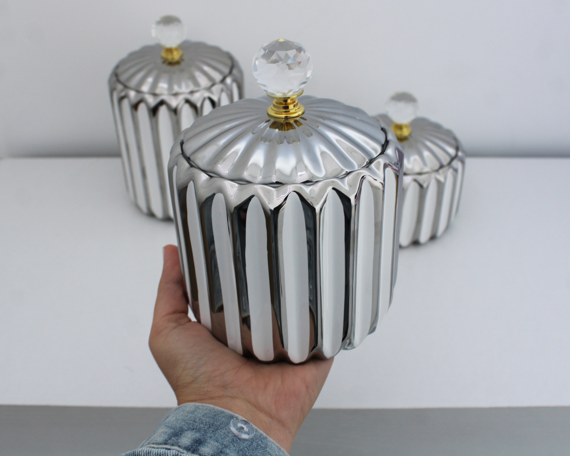 Frascos metálicos prateados com tampa e pega esférica transparente