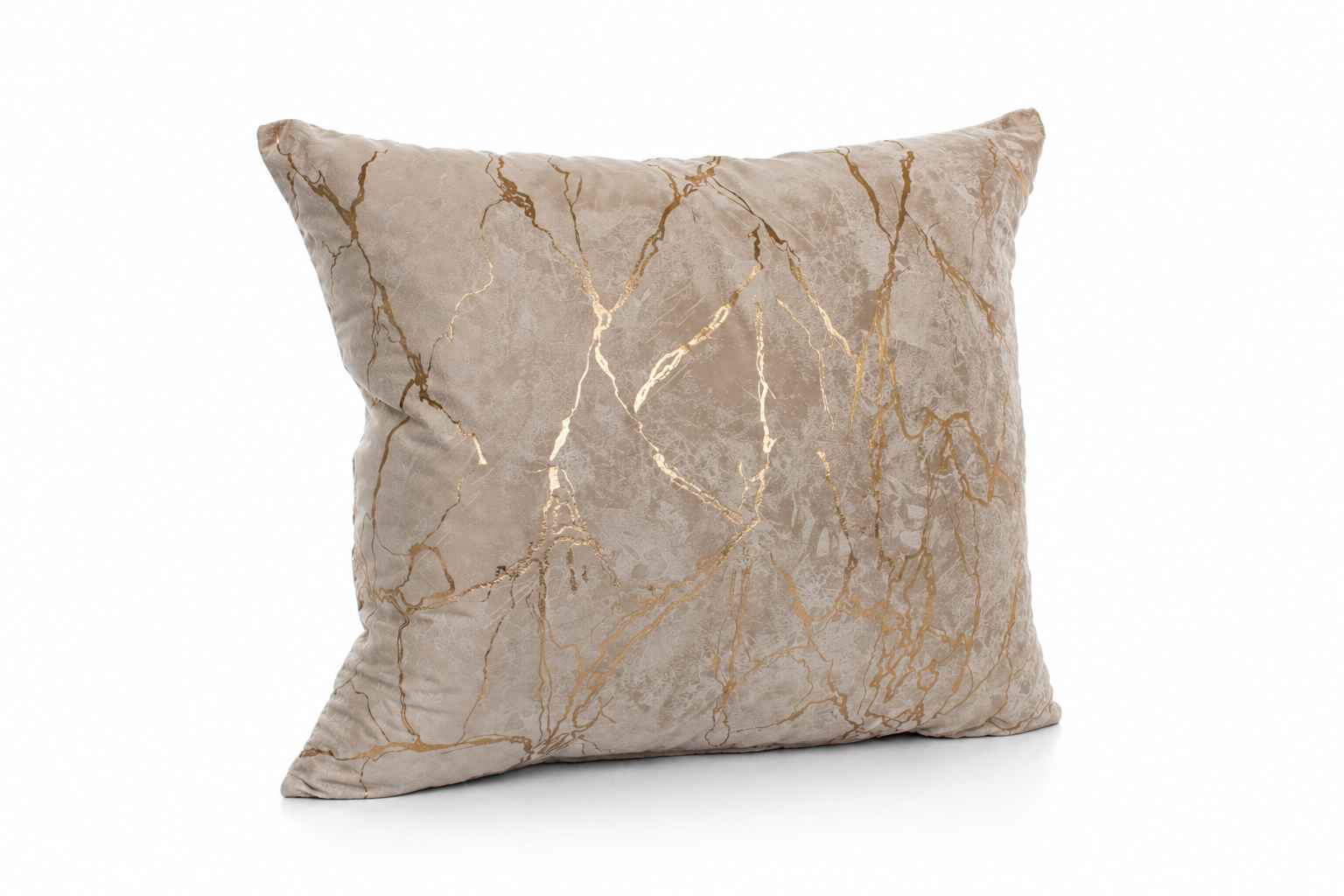 Almofada bege com padrão dourado marmoreado