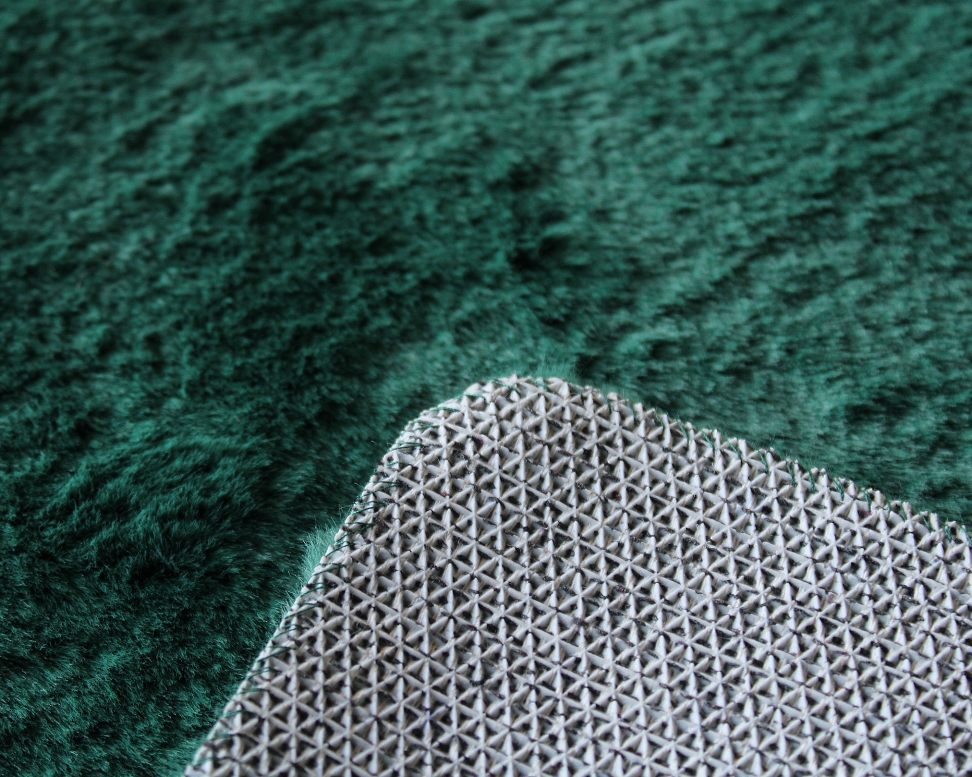 Tecido verde escuro felpudo com verso antiderrapante cinza