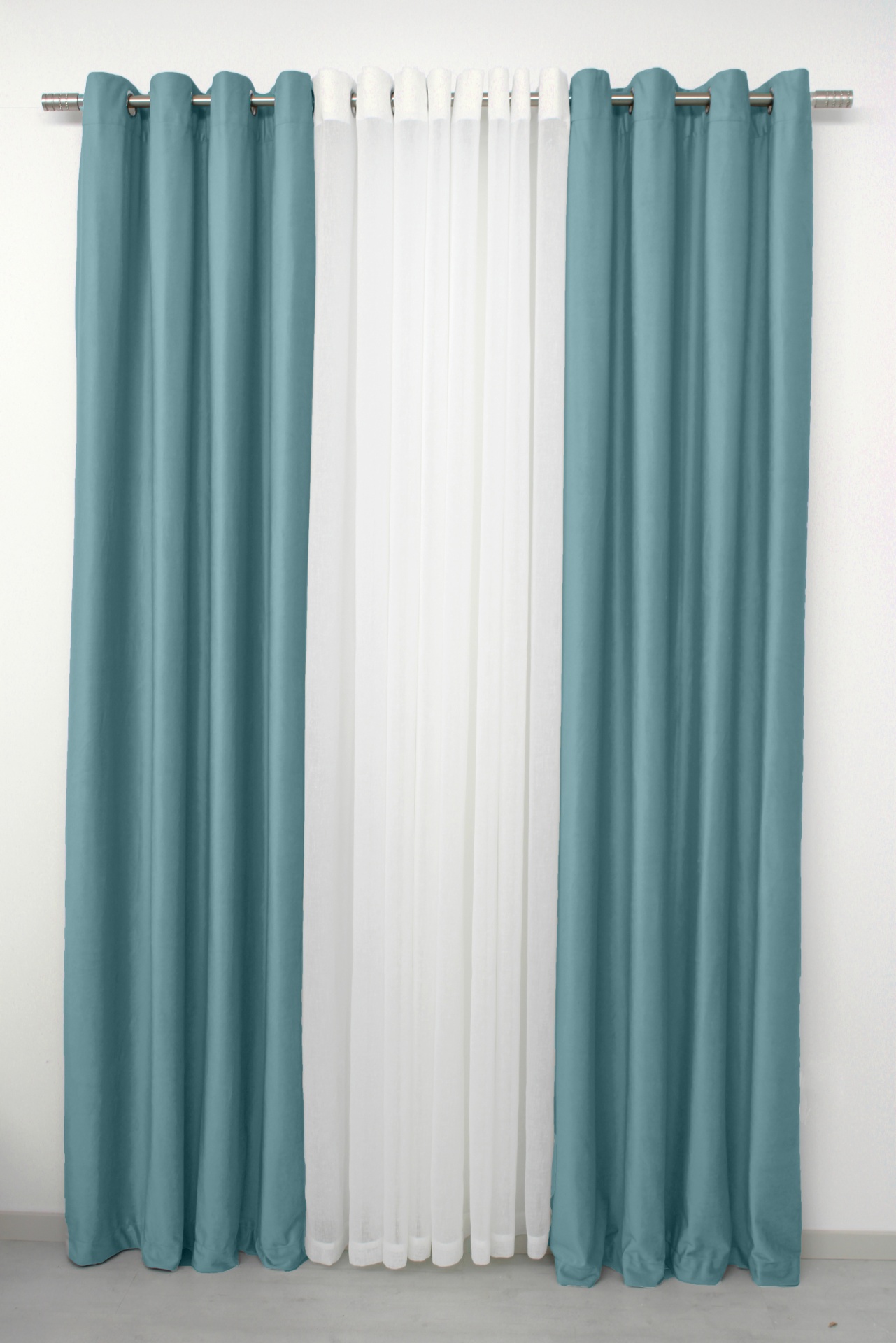 Conjunto de cortinados azuis turquesa e branco pendurados numa barra metálica simples