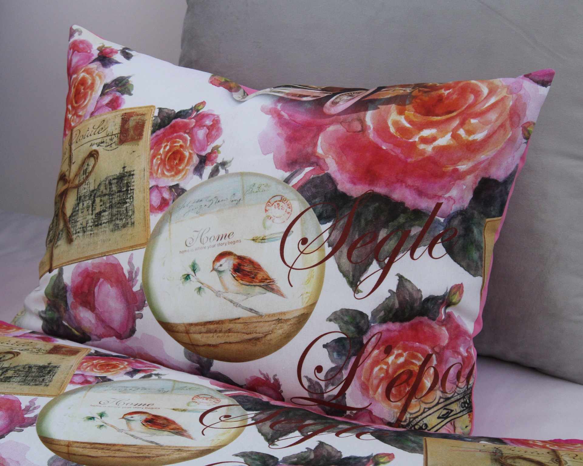 Travesseiro decorativo com padrão floral e imagens vintages