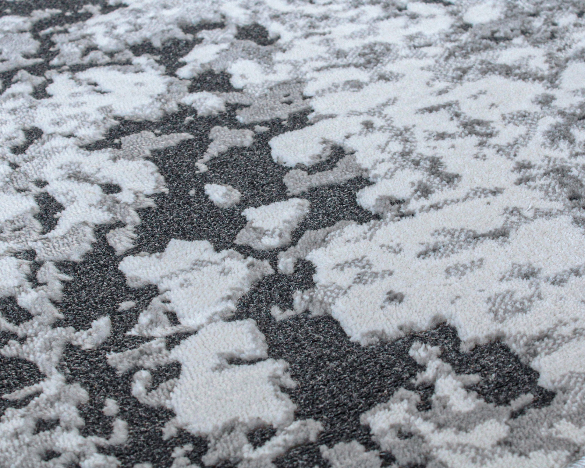 Tapete cinzento, branco e preto com padrão abstrato e textura variada