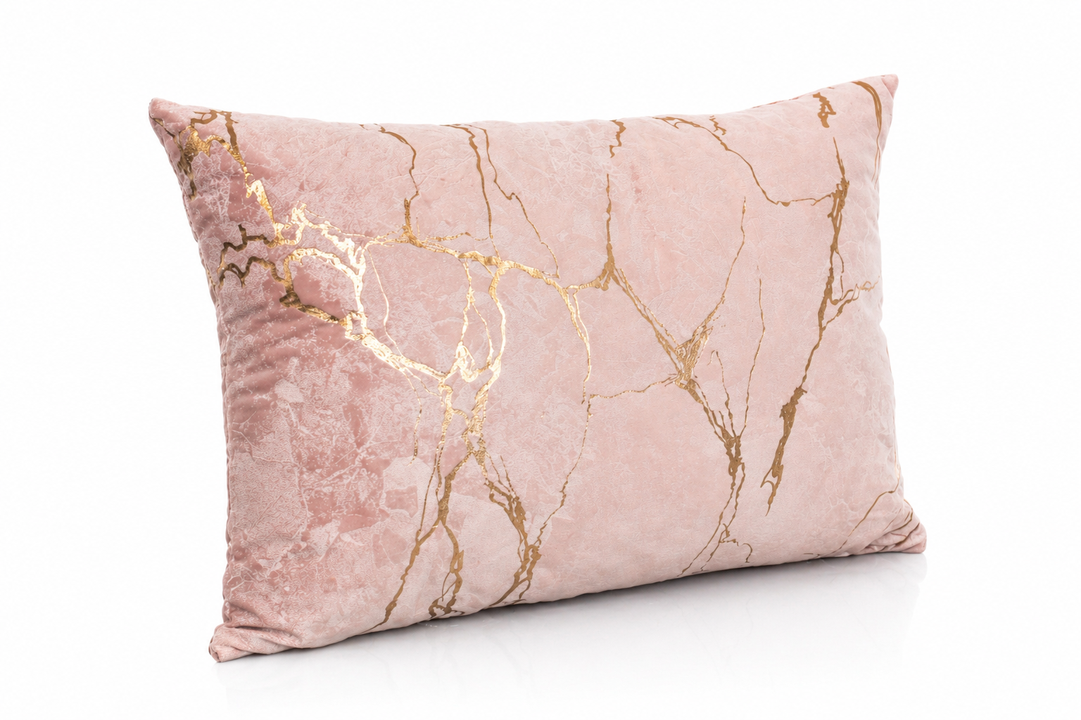 Almofada rosa marmoreada dourada com textura aveludada