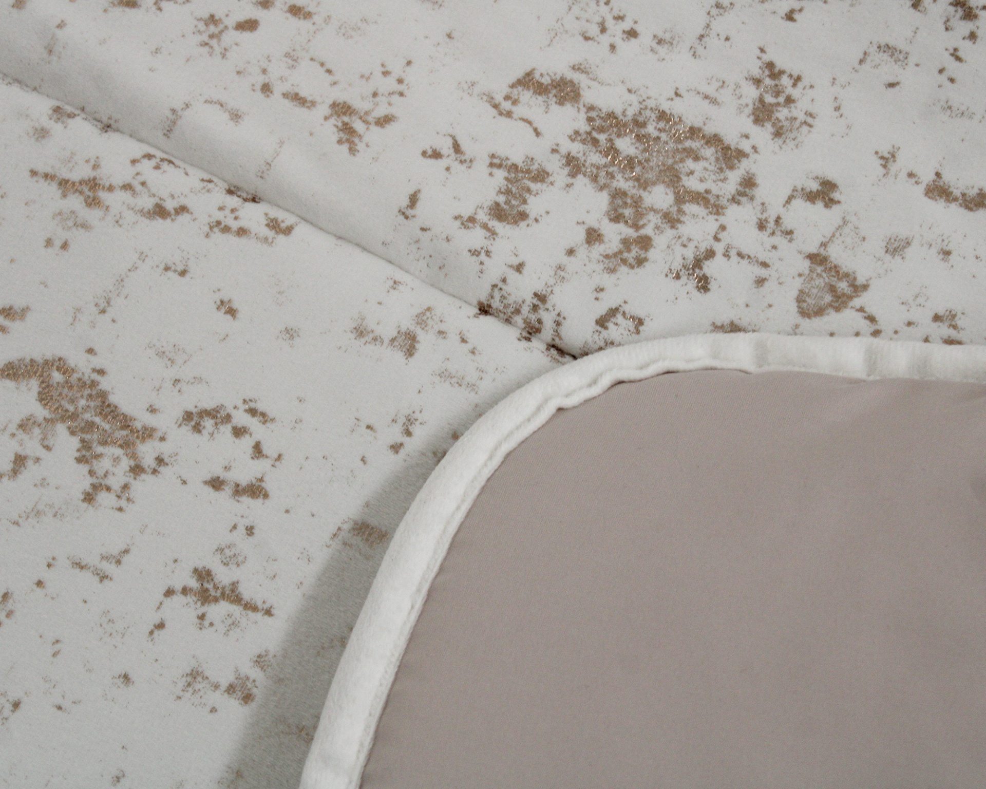 Tecido branco com manchas bege e cinto bege com rebordo branco