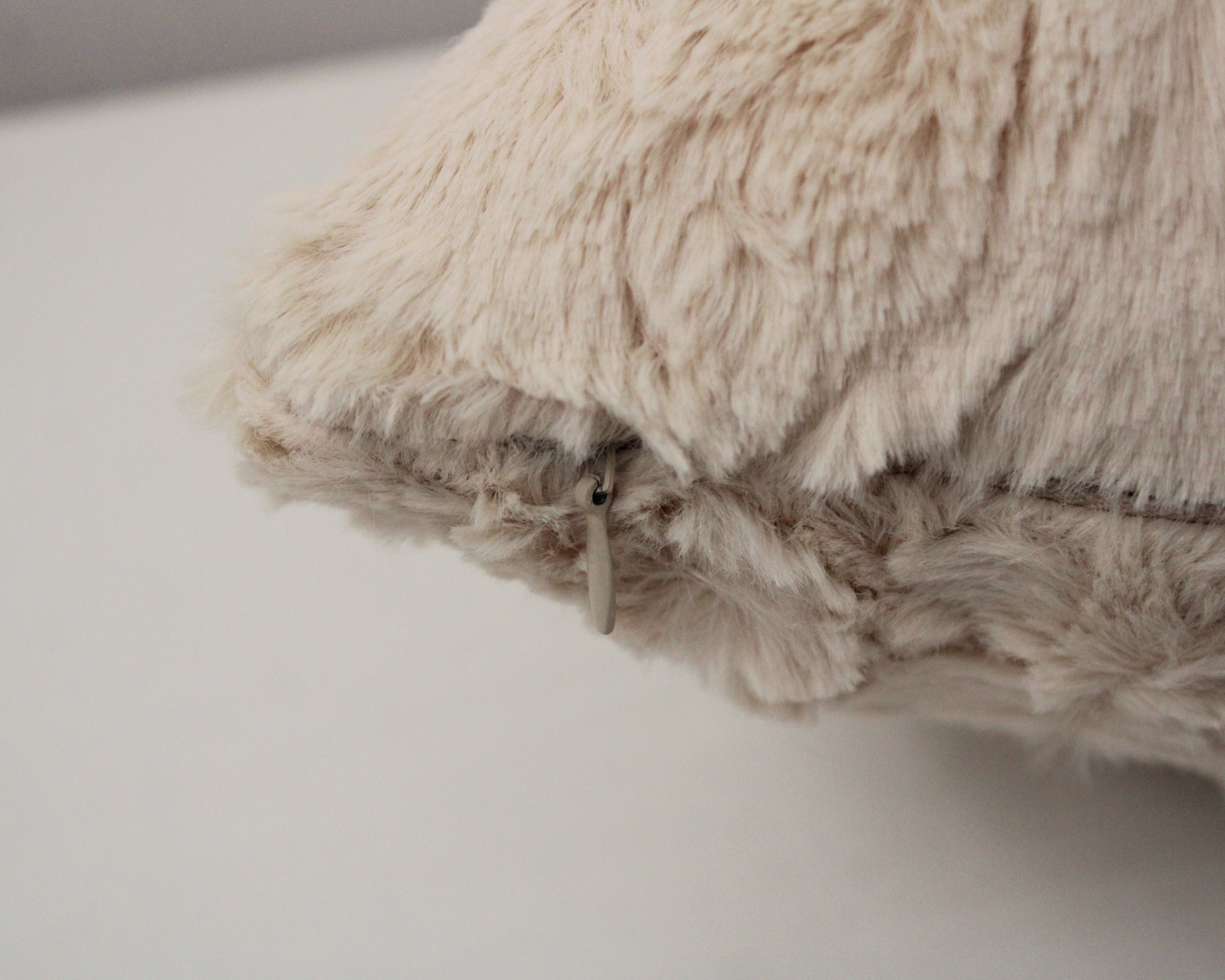 Almofada felpuda bege claro com fecho de correr