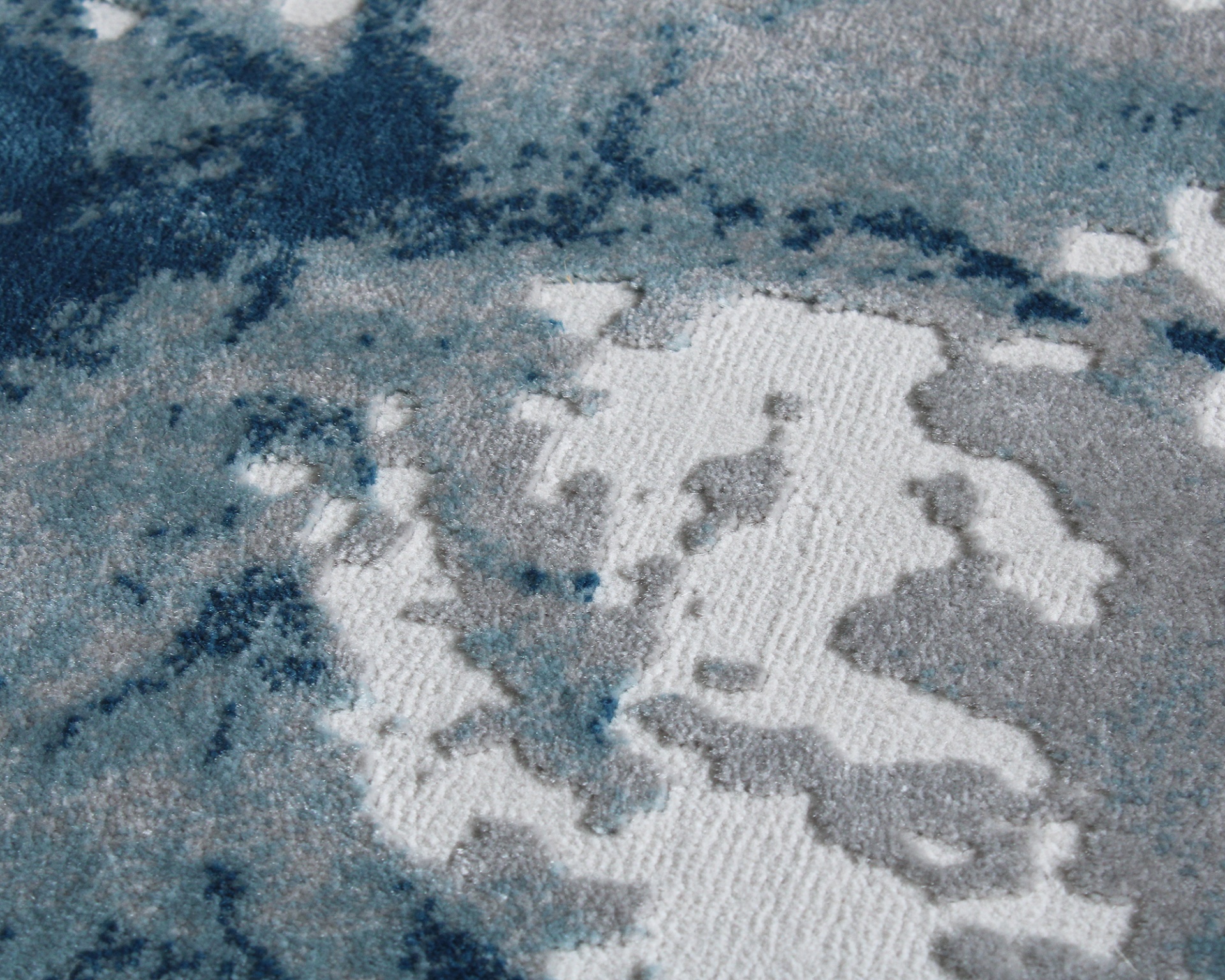 Tapete em padrão abstrato azul, cinzento e branco