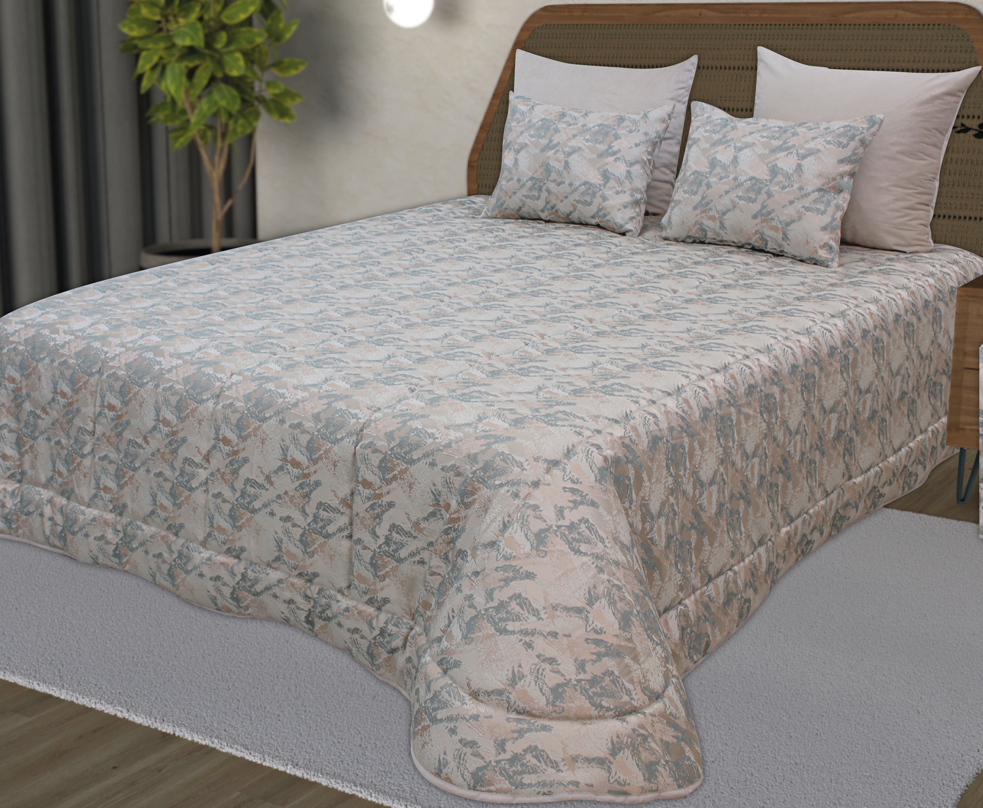 Colcha de cama com padrão floral azul e bege, quatro almofadas, cama com cabeceira castanha, planta e cortinas cinza.